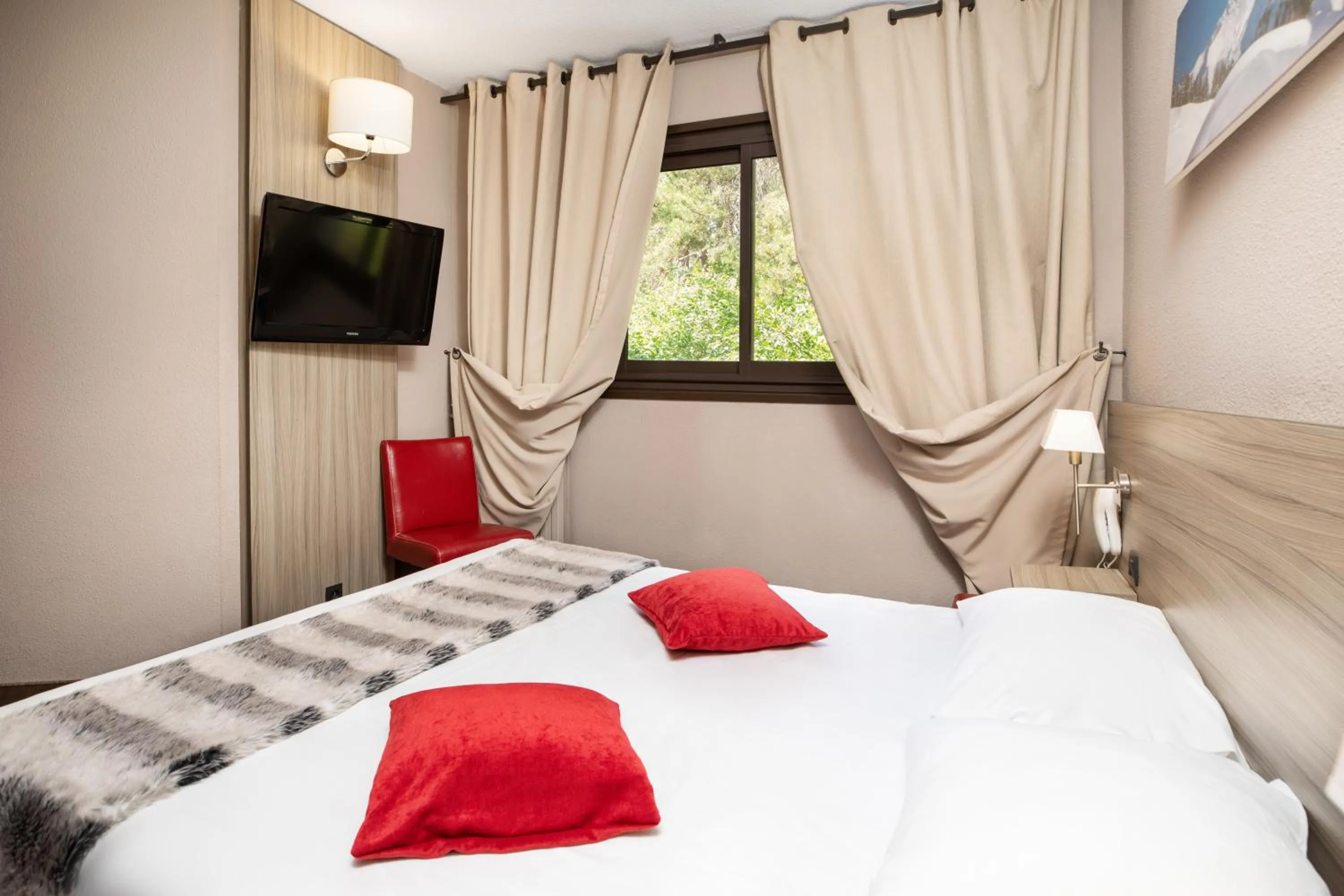 Photo of the whole room, Bed in SOWELL Family Les Bergers