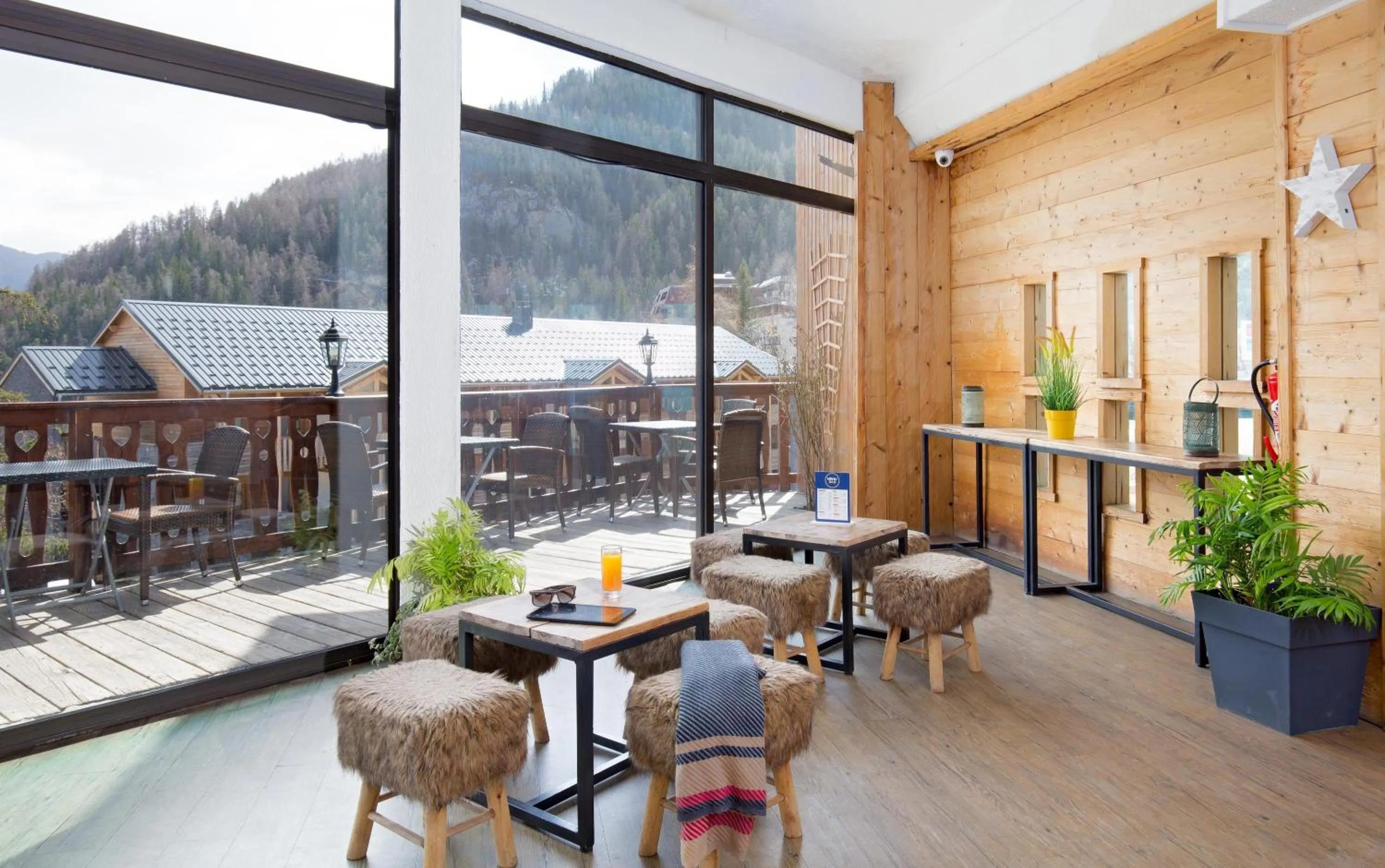 Lounge or bar in SOWELL Family Les Bergers