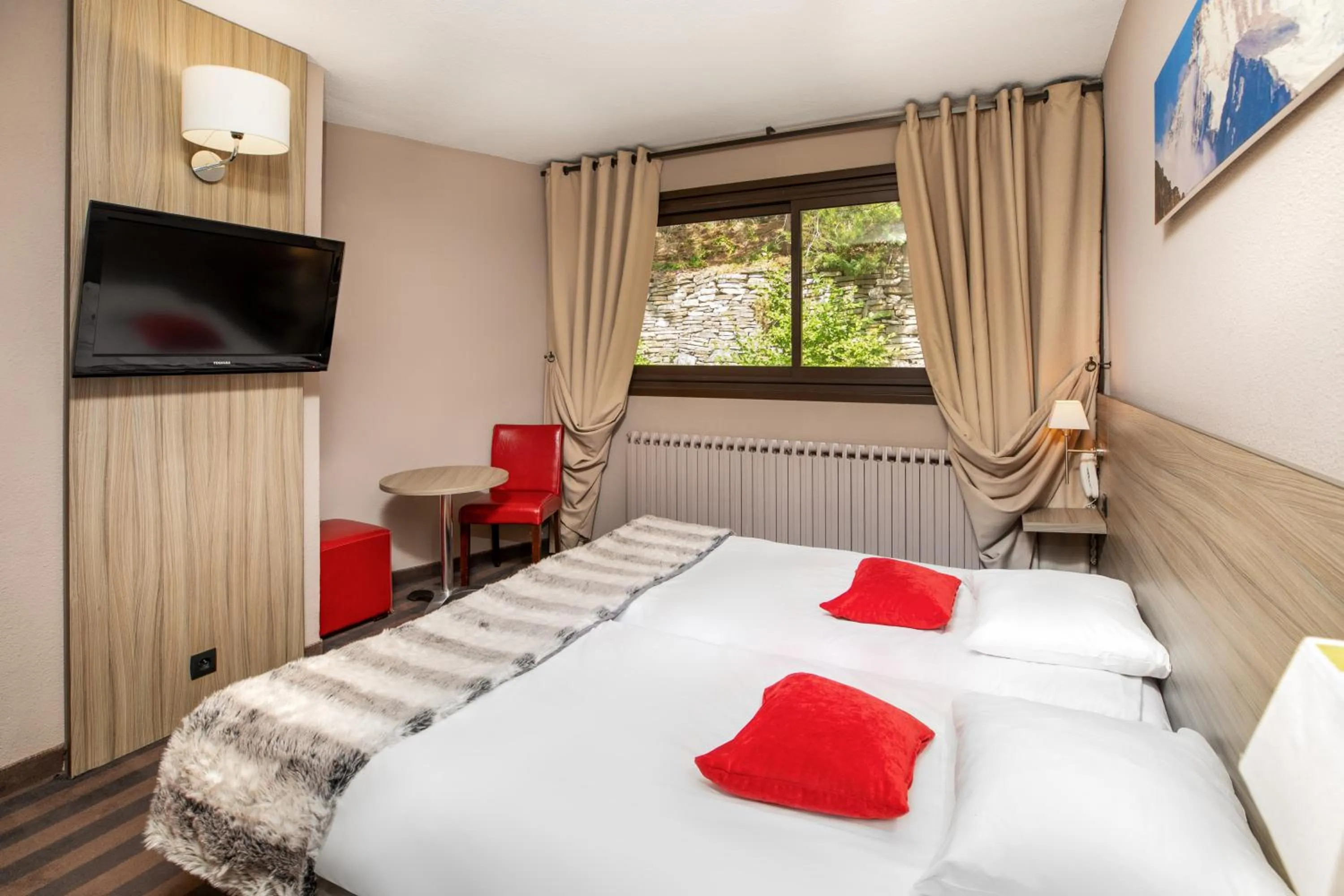 Photo of the whole room, Bed in SOWELL Family Les Bergers