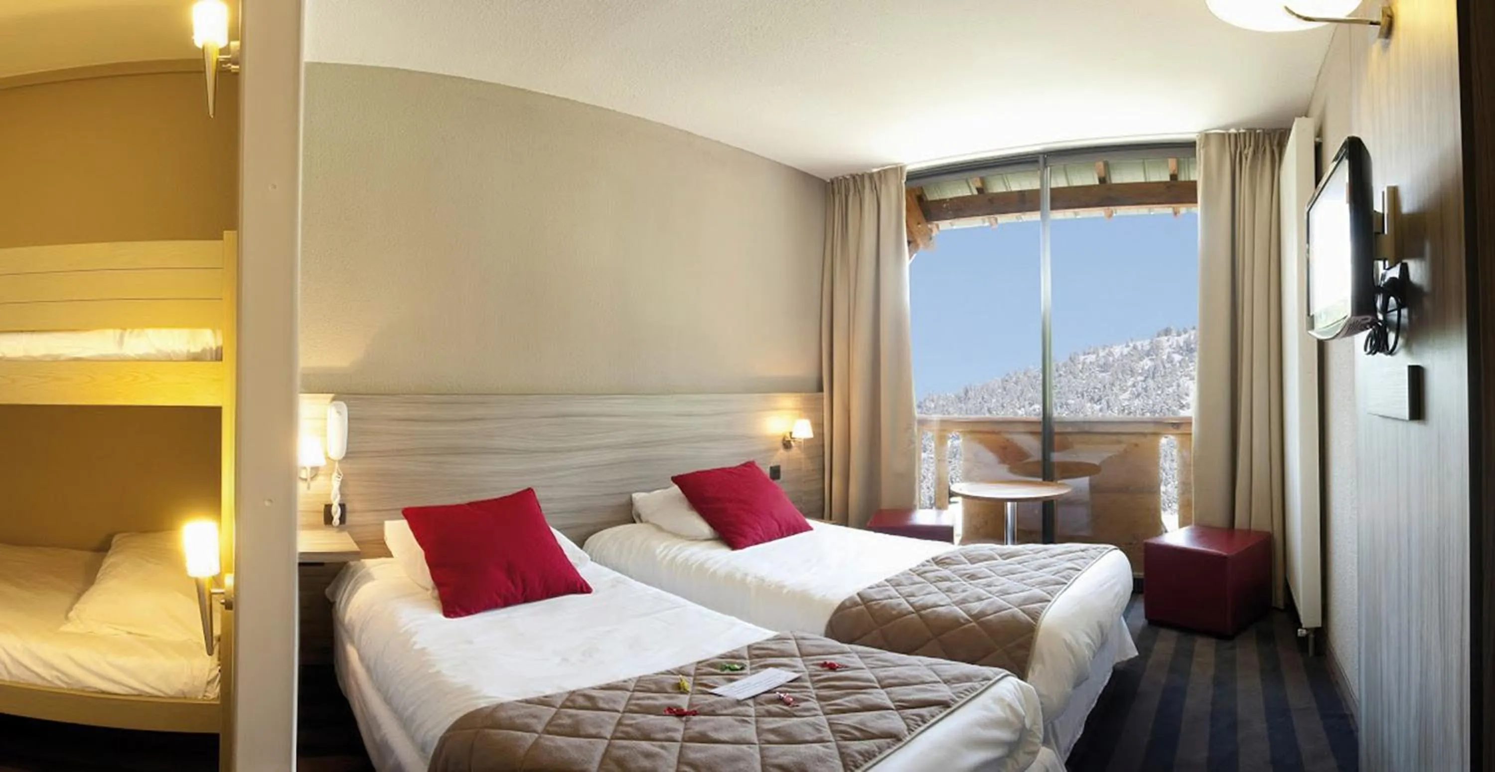 Photo of the whole room, Bed in SOWELL Family Les Bergers