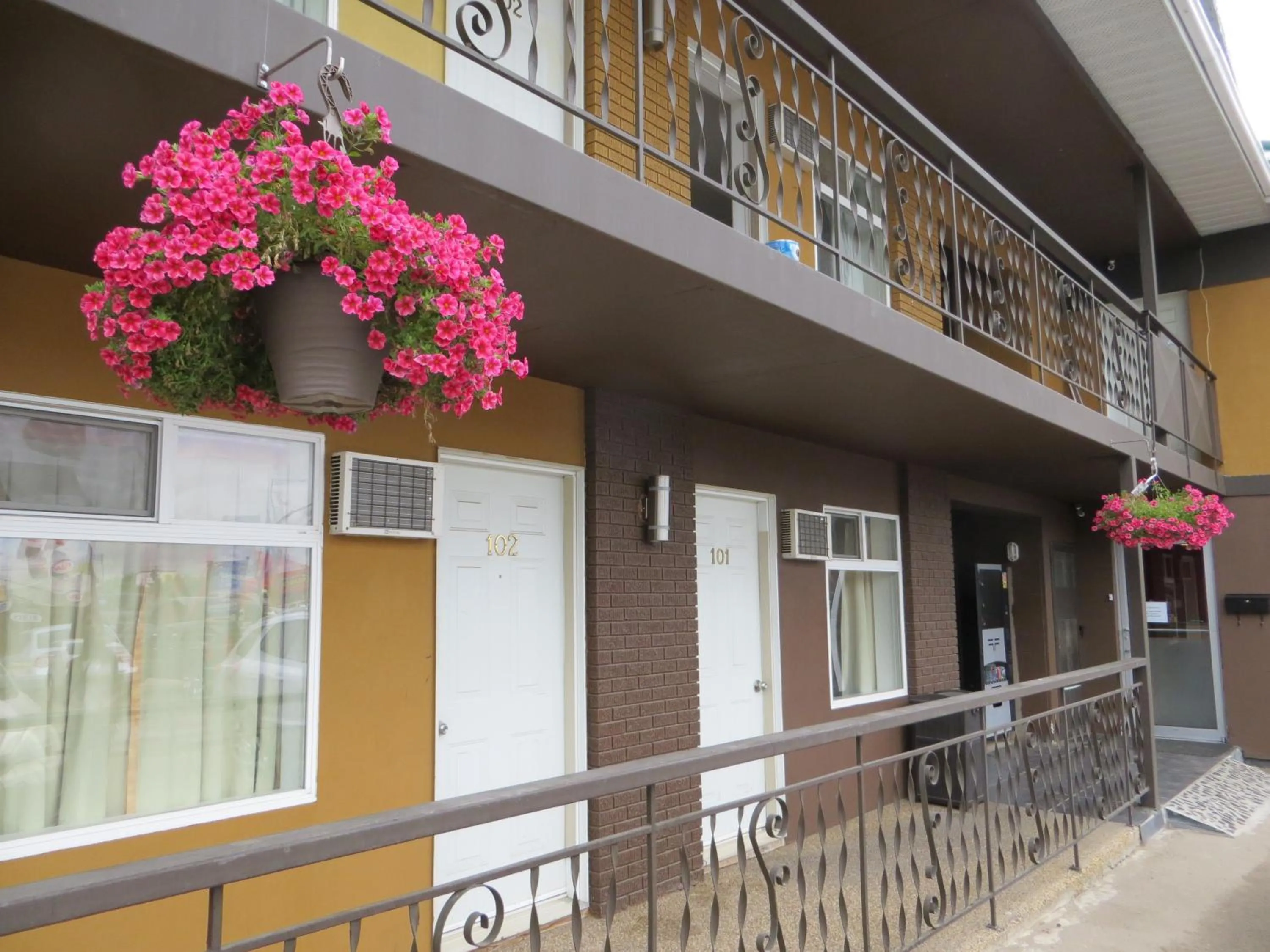 Property building in Nice Inn Edmonton