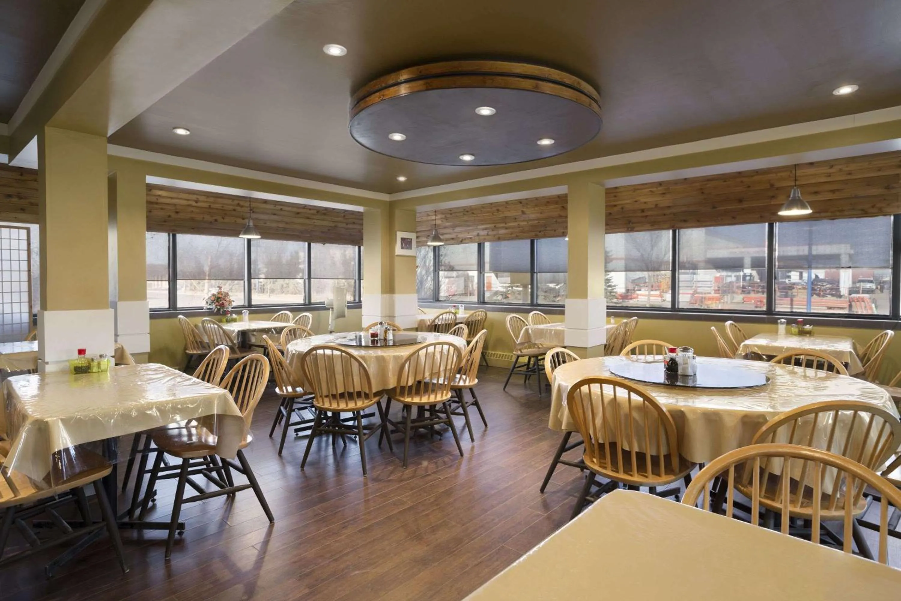 Restaurant/places to eat in Nice Inn Edmonton