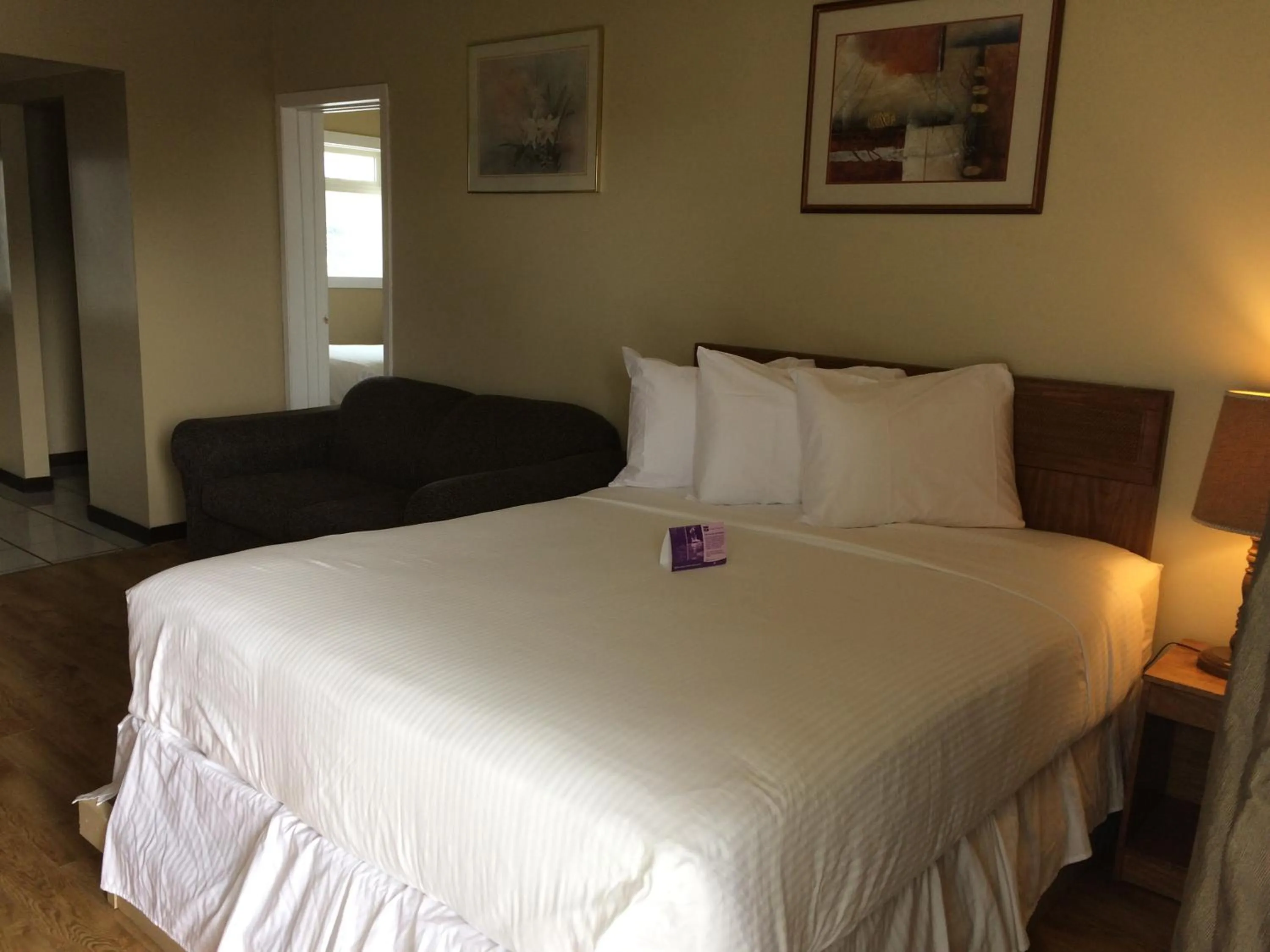 Bed in Nice Inn Edmonton