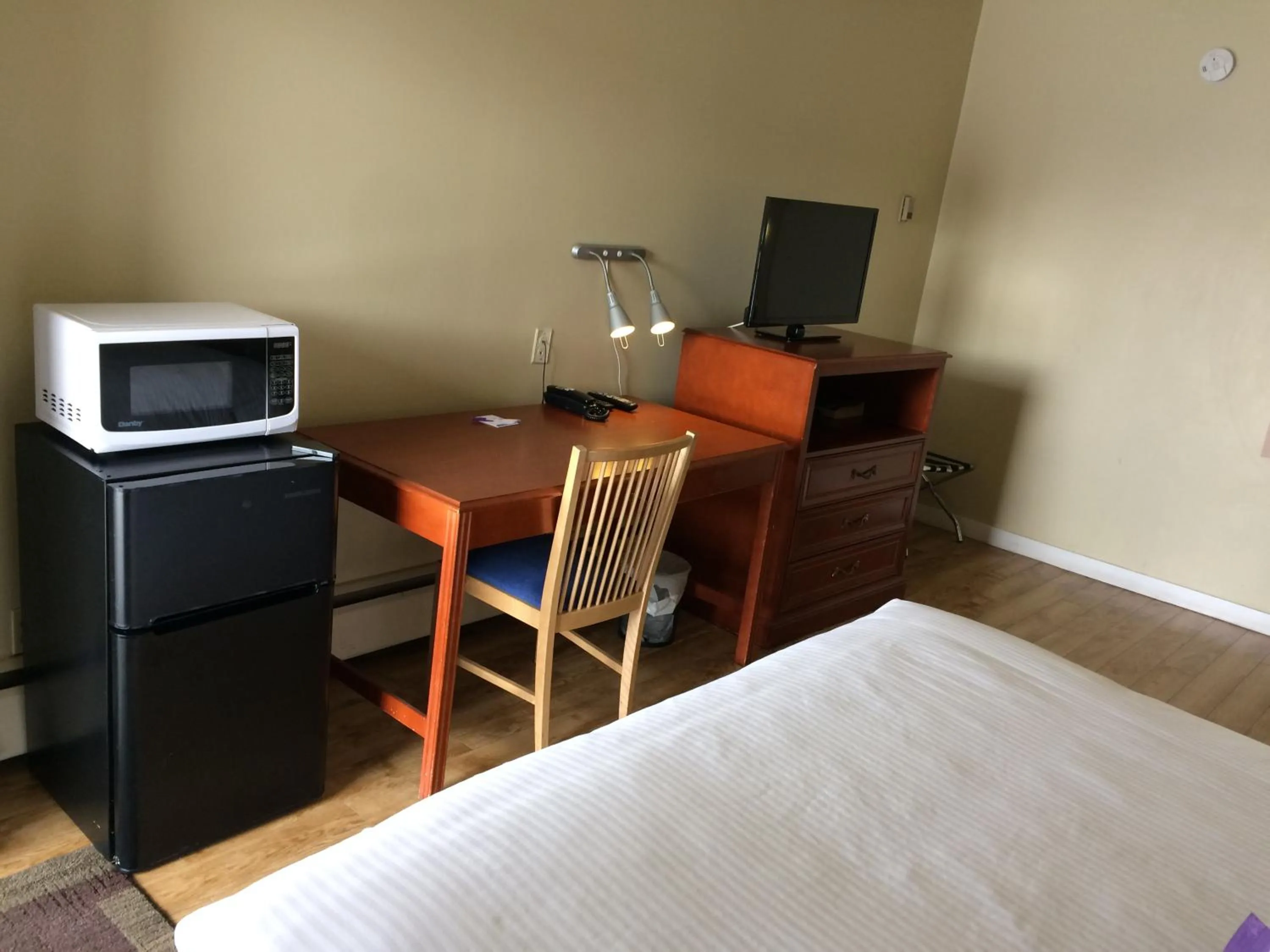 Coffee/tea facilities, Bed in Nice Inn Edmonton