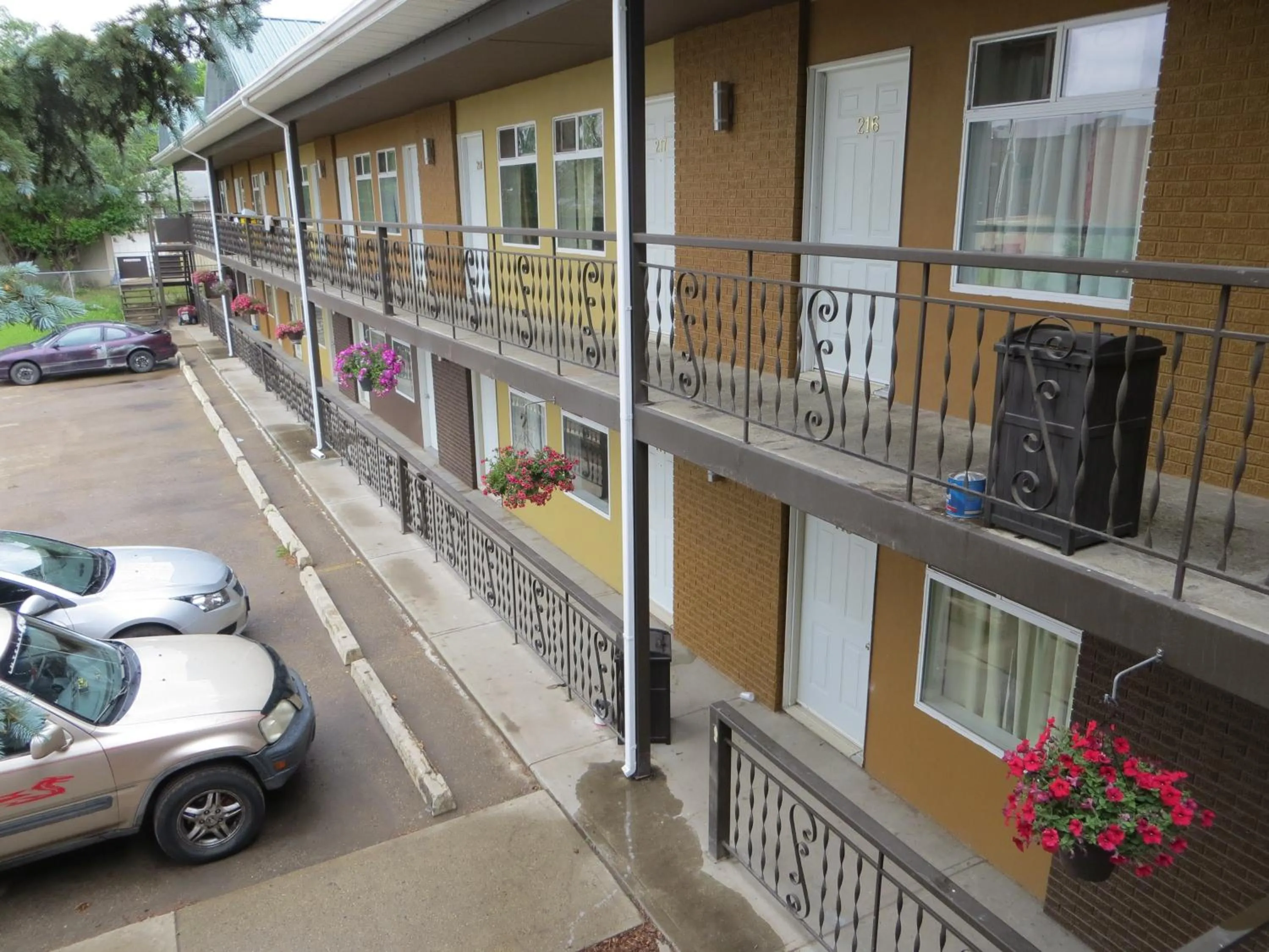Property building in Nice Inn Edmonton