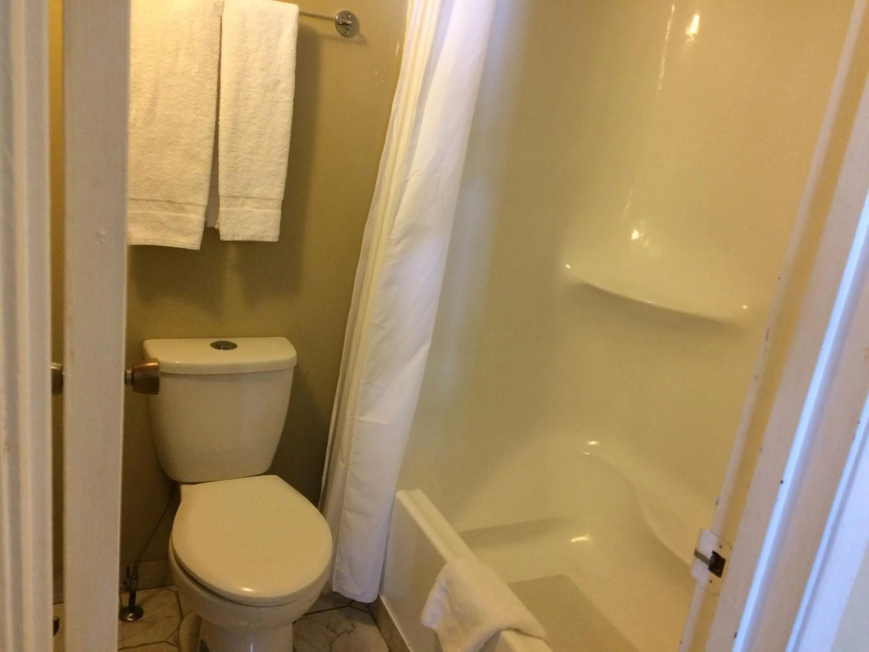 Shower in Nice Inn Edmonton