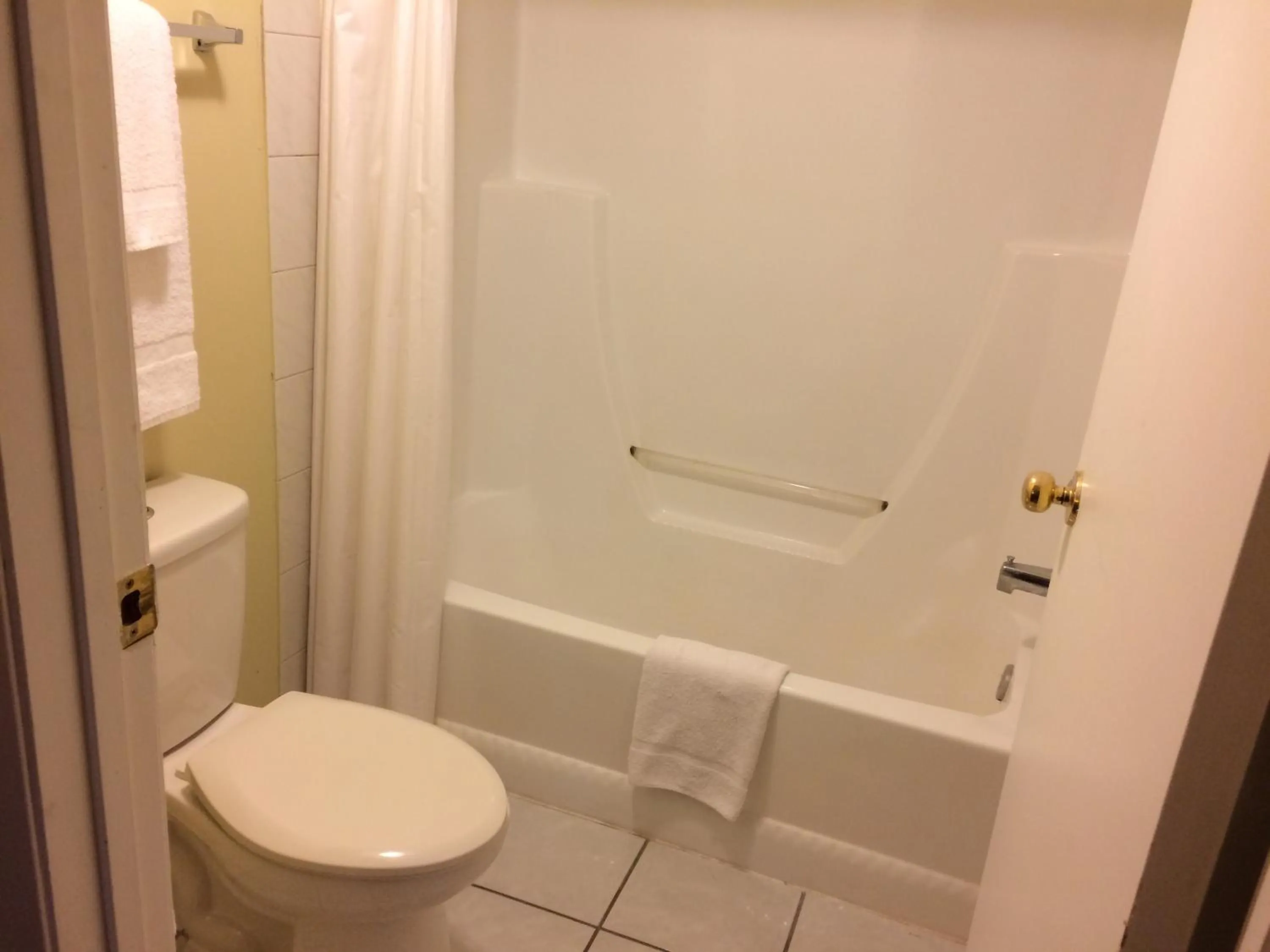 Bathroom in Nice Inn Edmonton