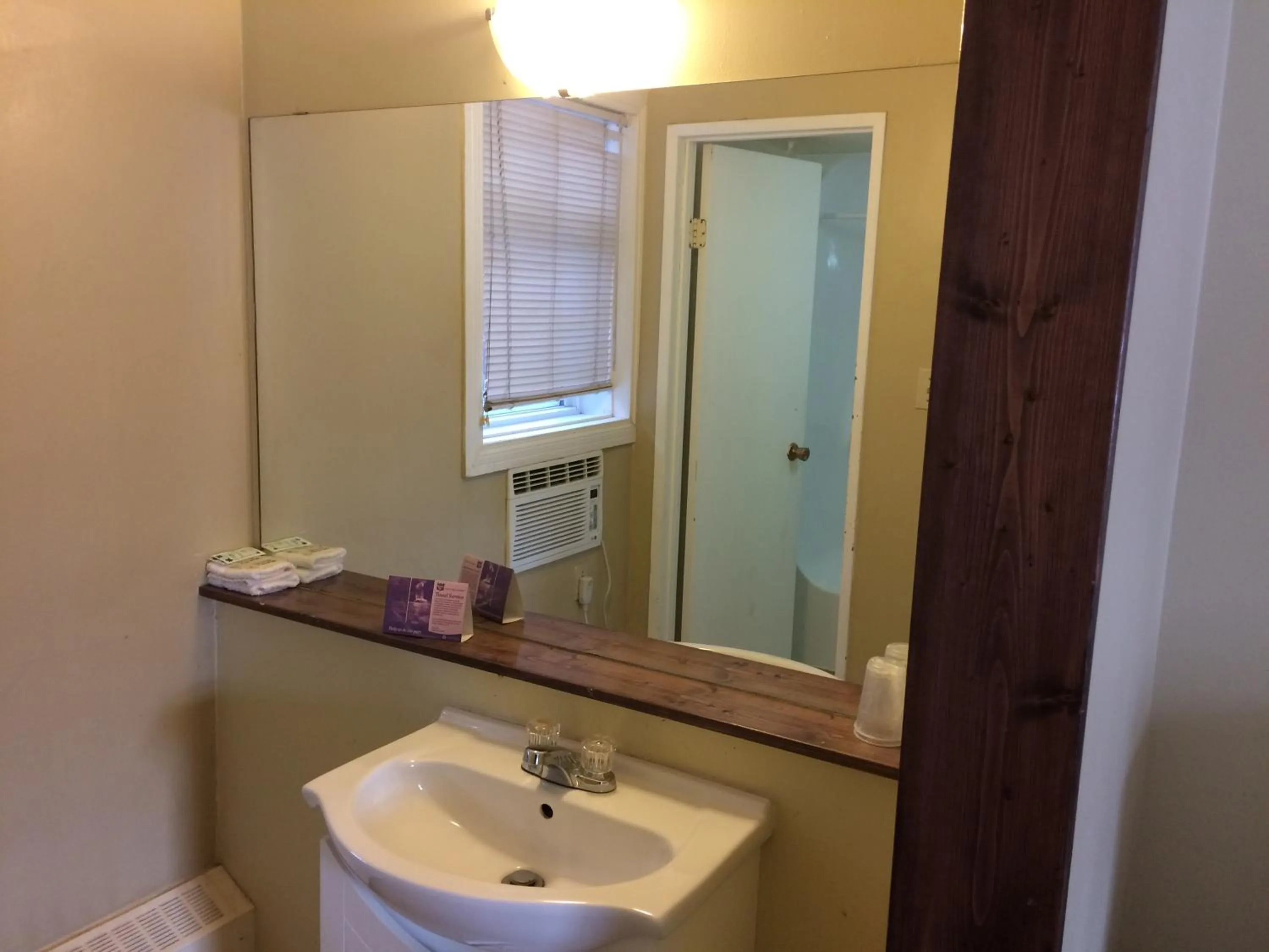 Bathroom in Nice Inn Edmonton