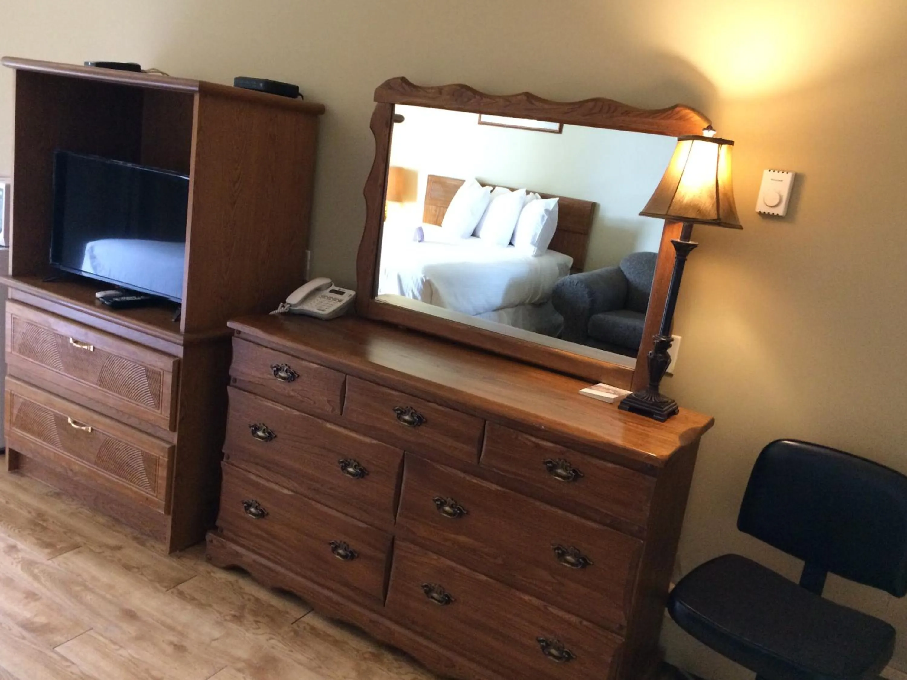 TV and multimedia, Bed in Nice Inn Edmonton