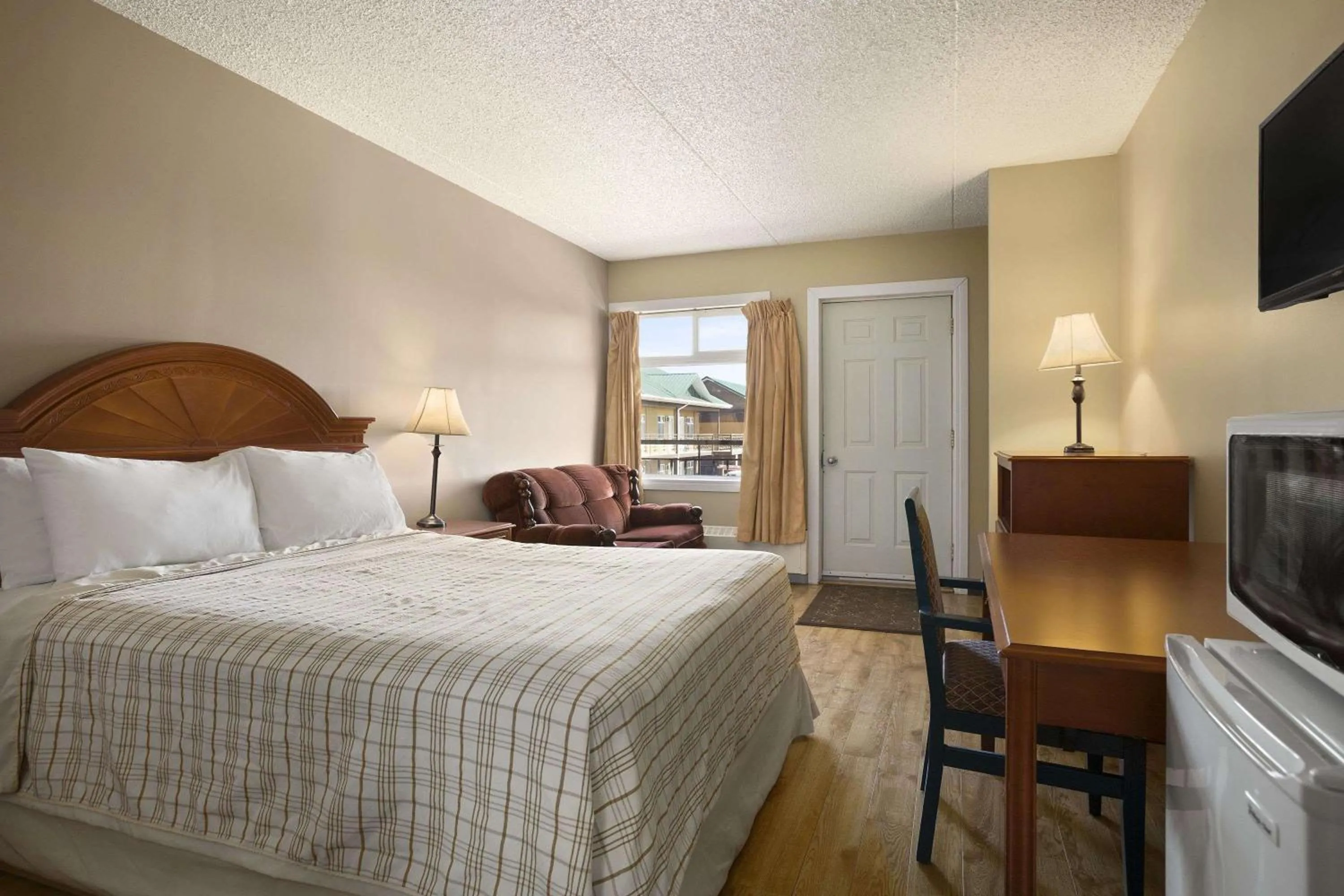 Photo of the whole room, Bed in Nice Inn Edmonton