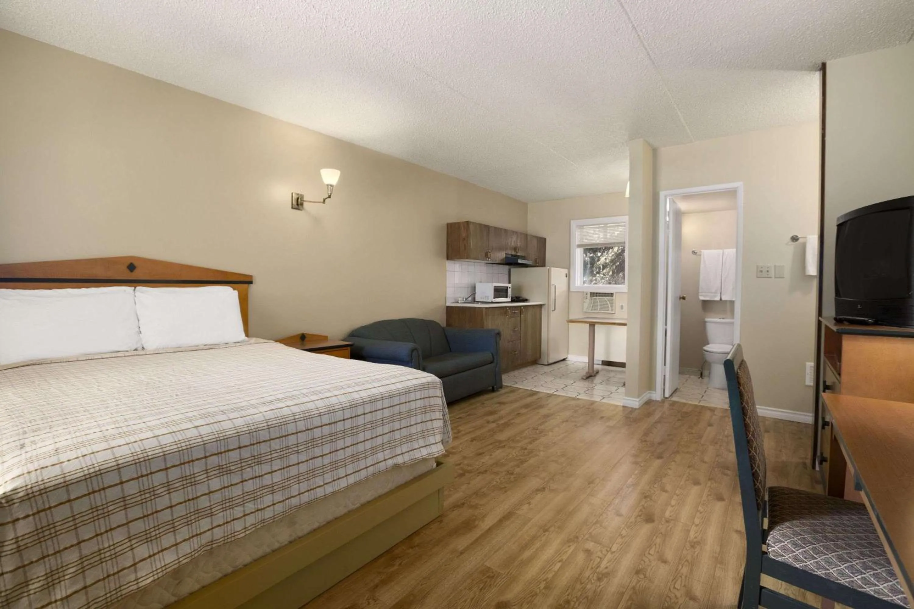 Photo of the whole room, Bed in Nice Inn Edmonton