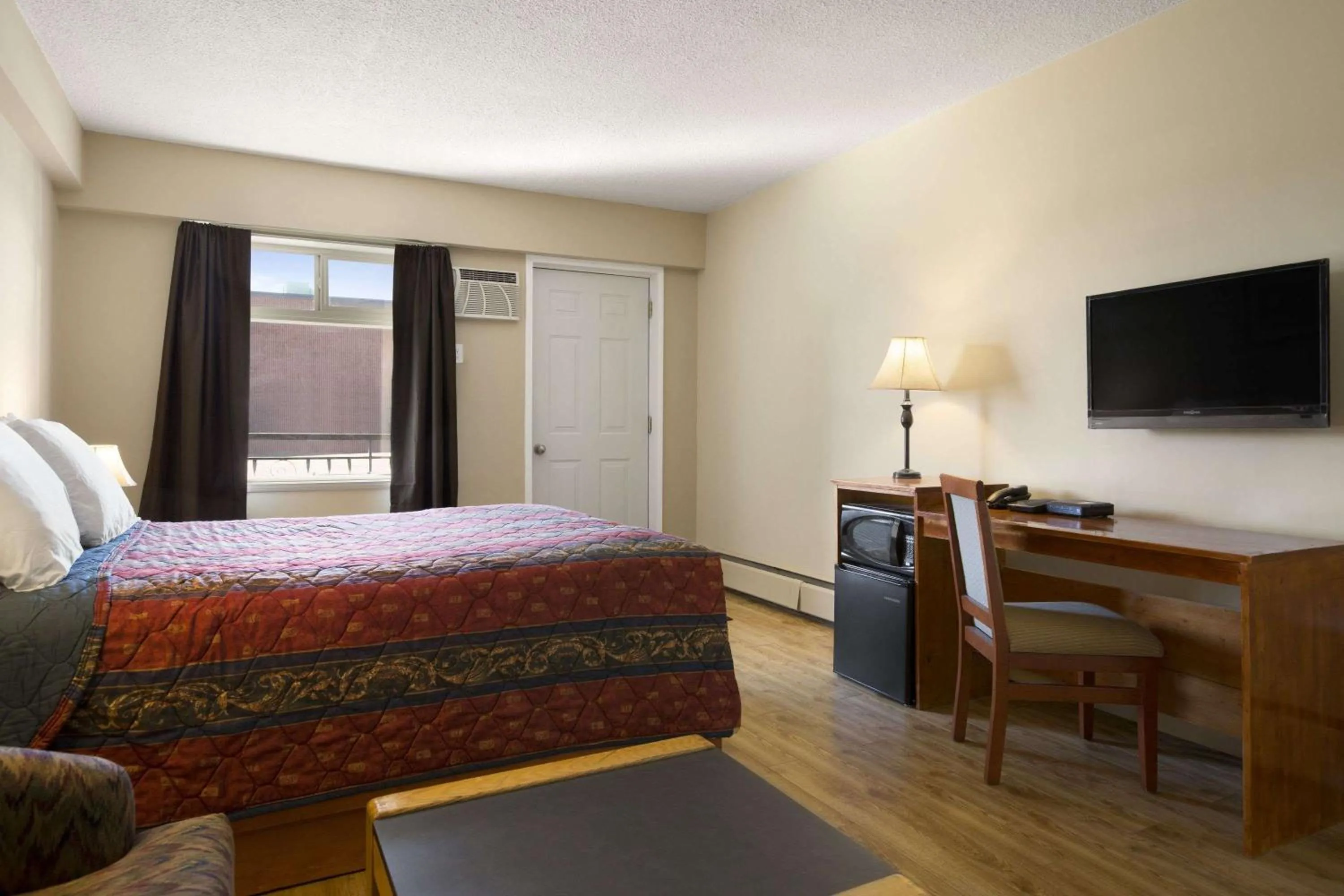 Photo of the whole room, Bed in Nice Inn Edmonton