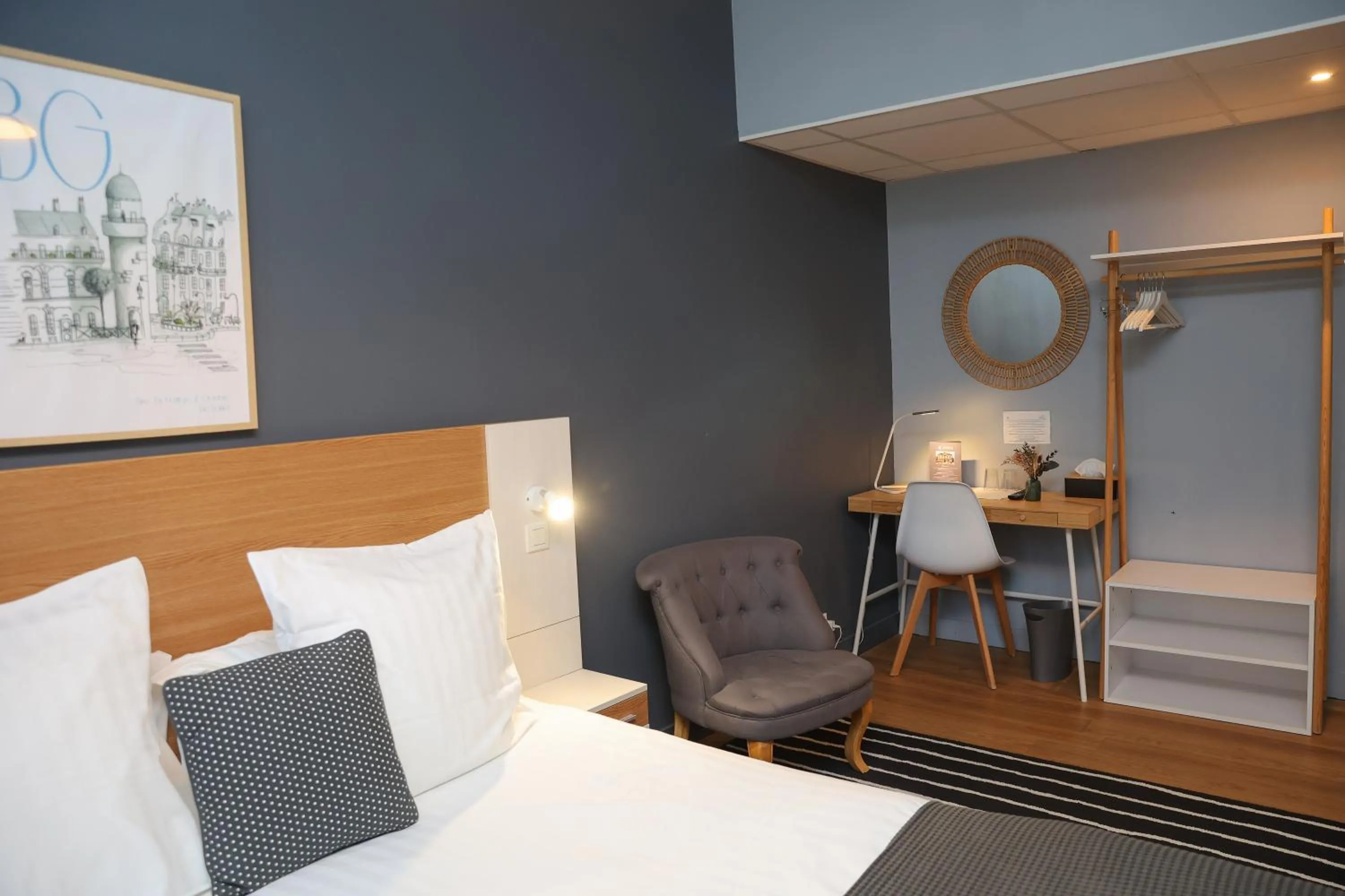 Photo of the whole room, Bed in Hôtel La Réserve de Brive