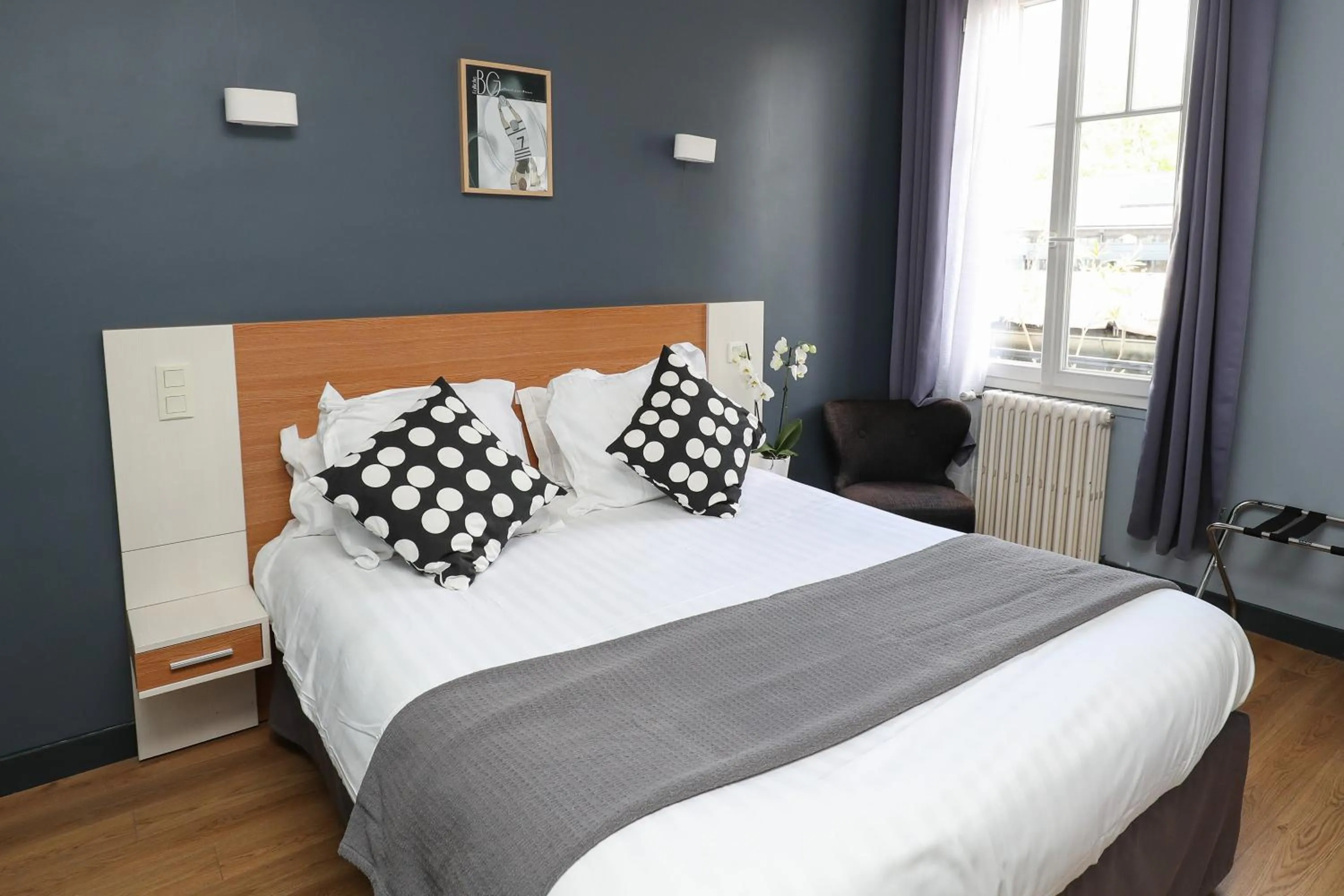 Photo of the whole room, Bed in Hôtel La Réserve de Brive