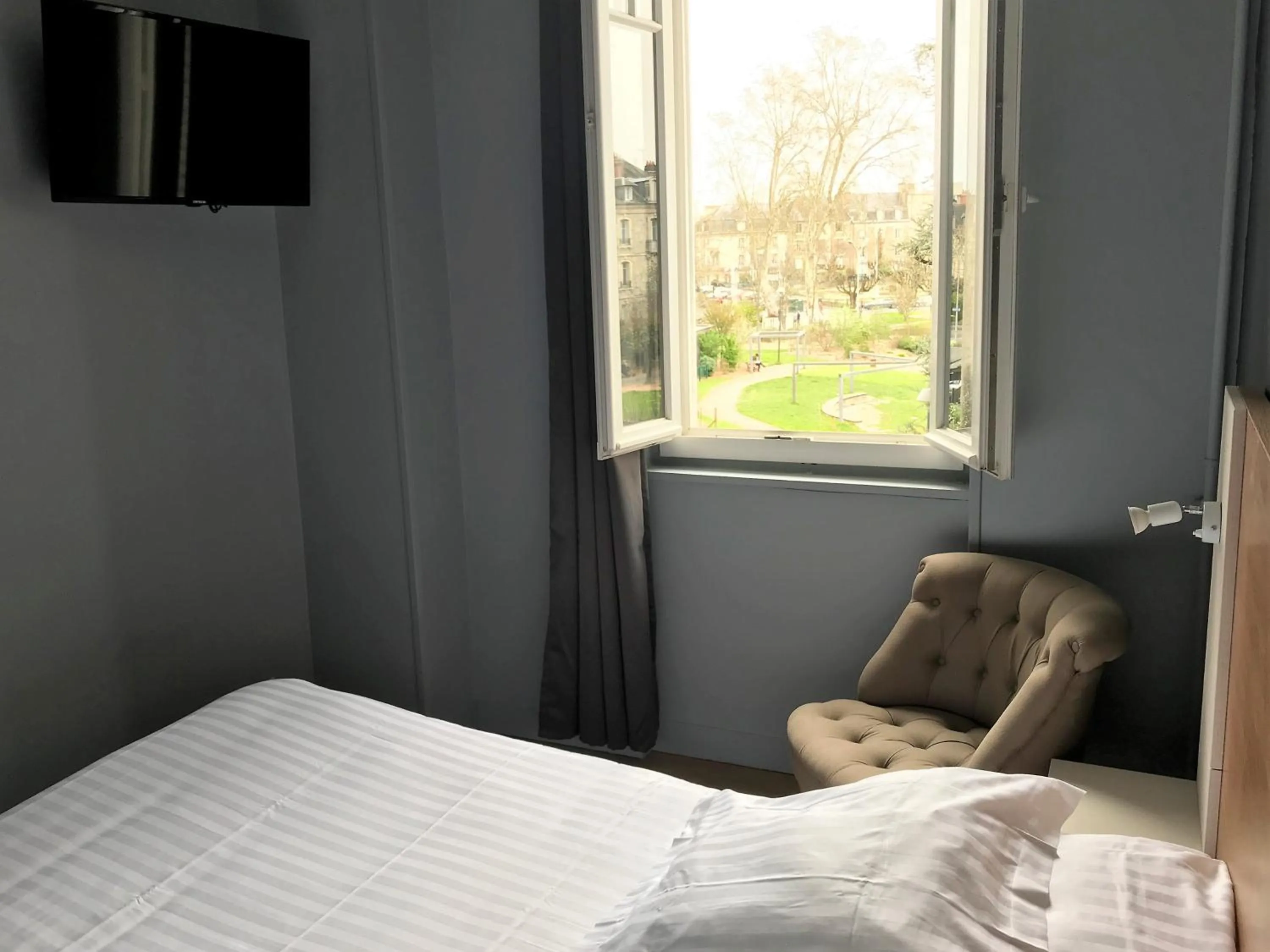 Garden view, Bed in Hôtel La Réserve de Brive