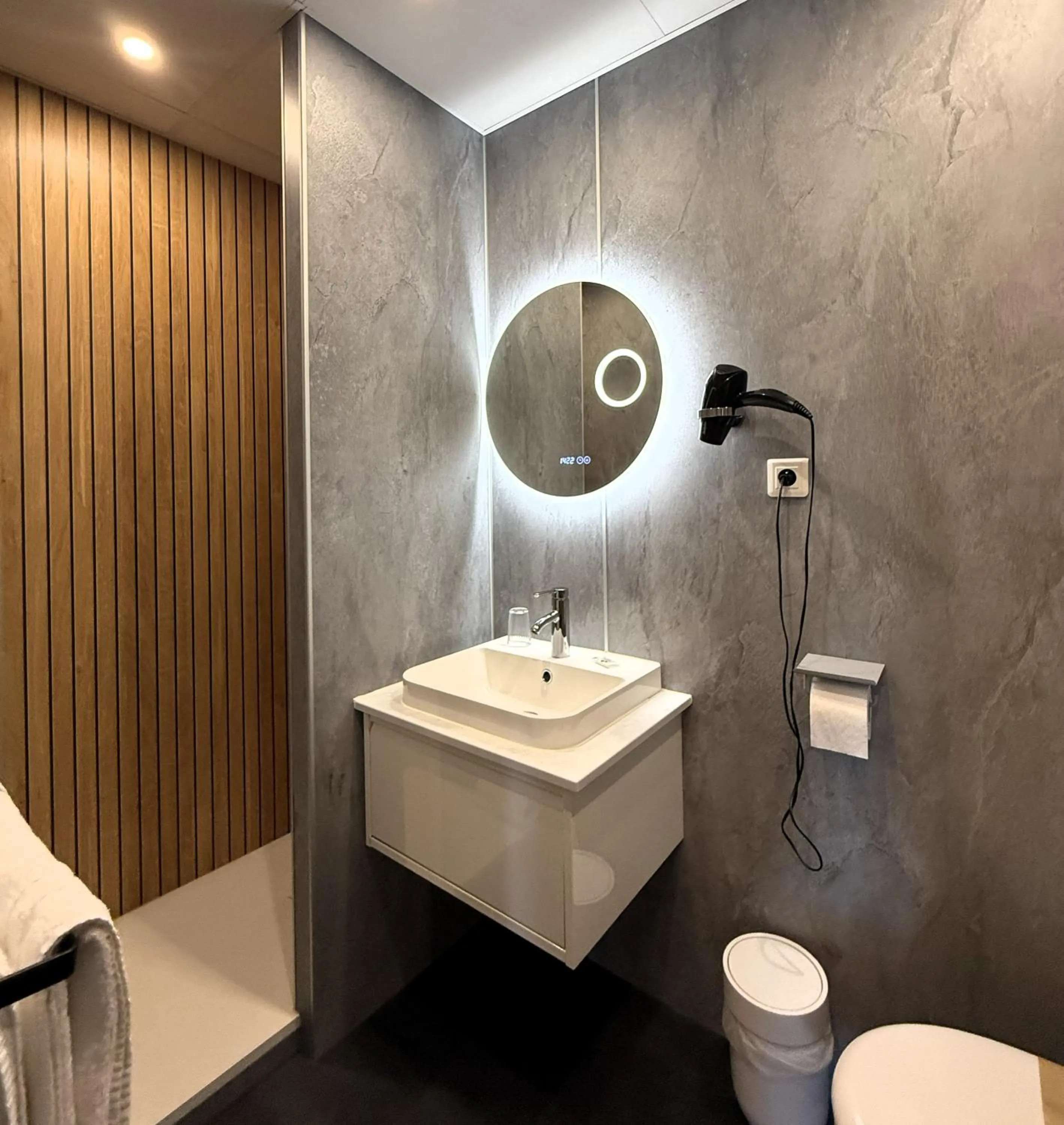 Bathroom in Hôtel La Réserve de Brive