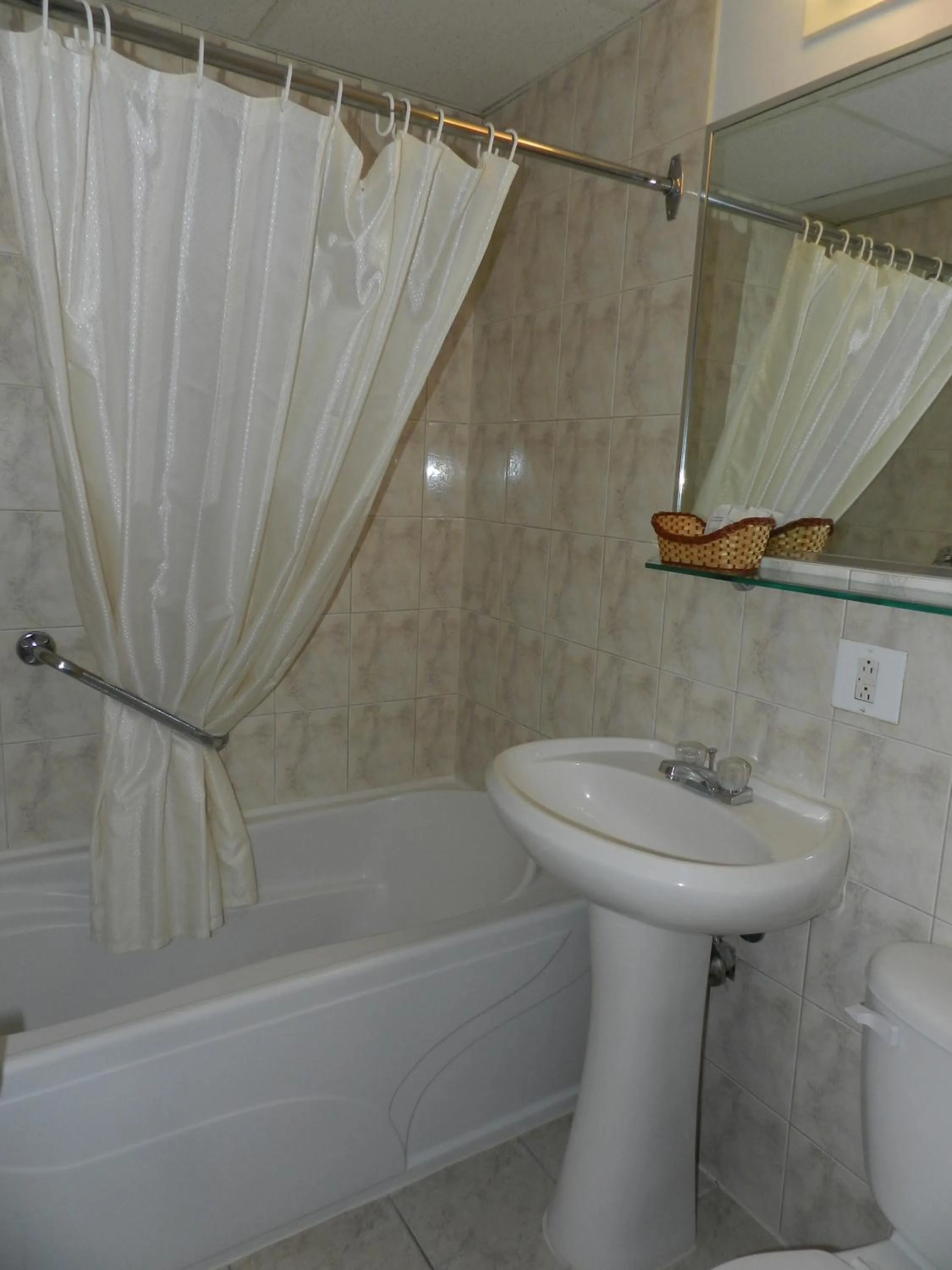 Bathroom in L'Auberge de l'Aeroport Inn