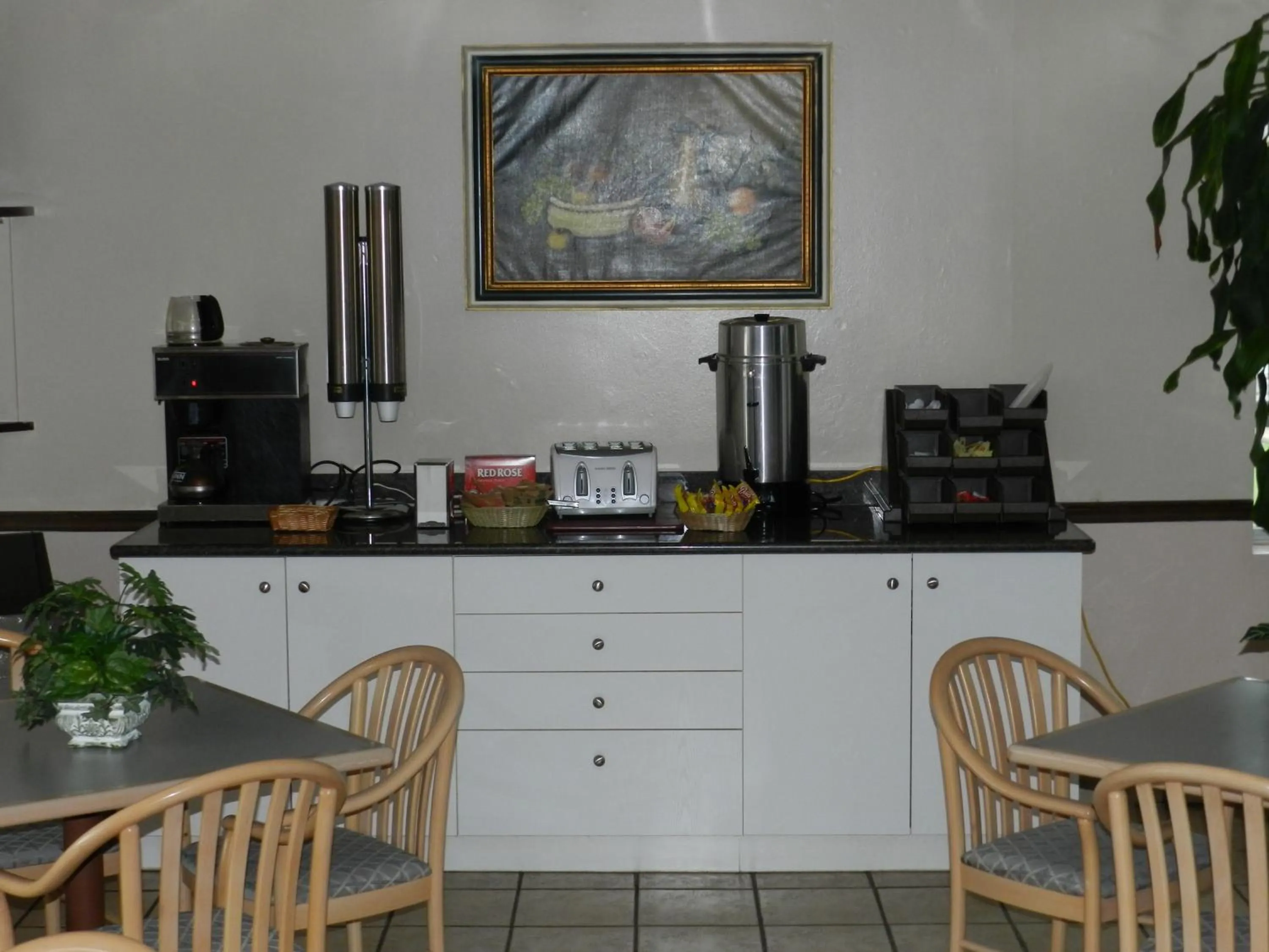 Restaurant/places to eat in L'Auberge de l'Aeroport Inn