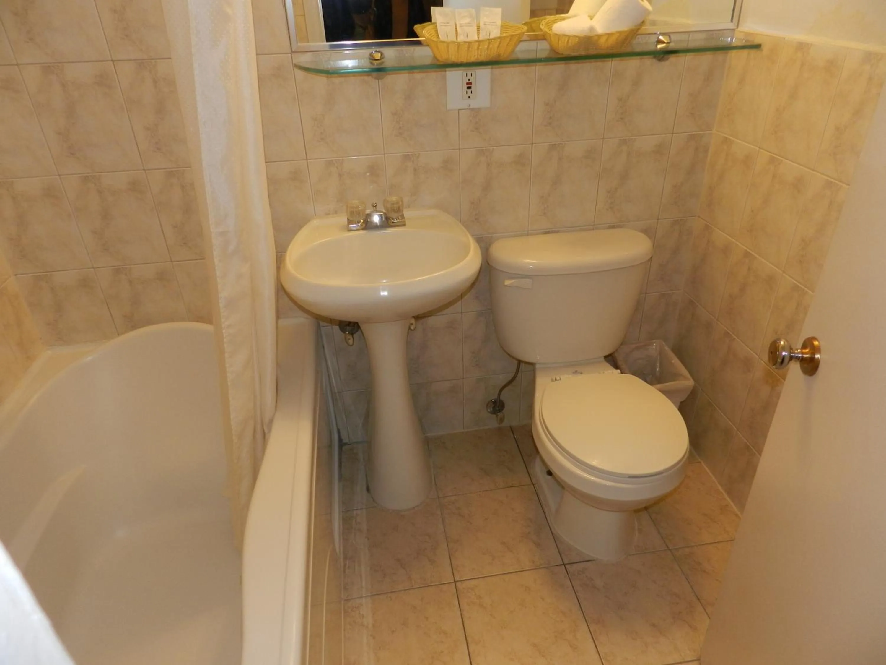 Bathroom in L'Auberge de l'Aeroport Inn