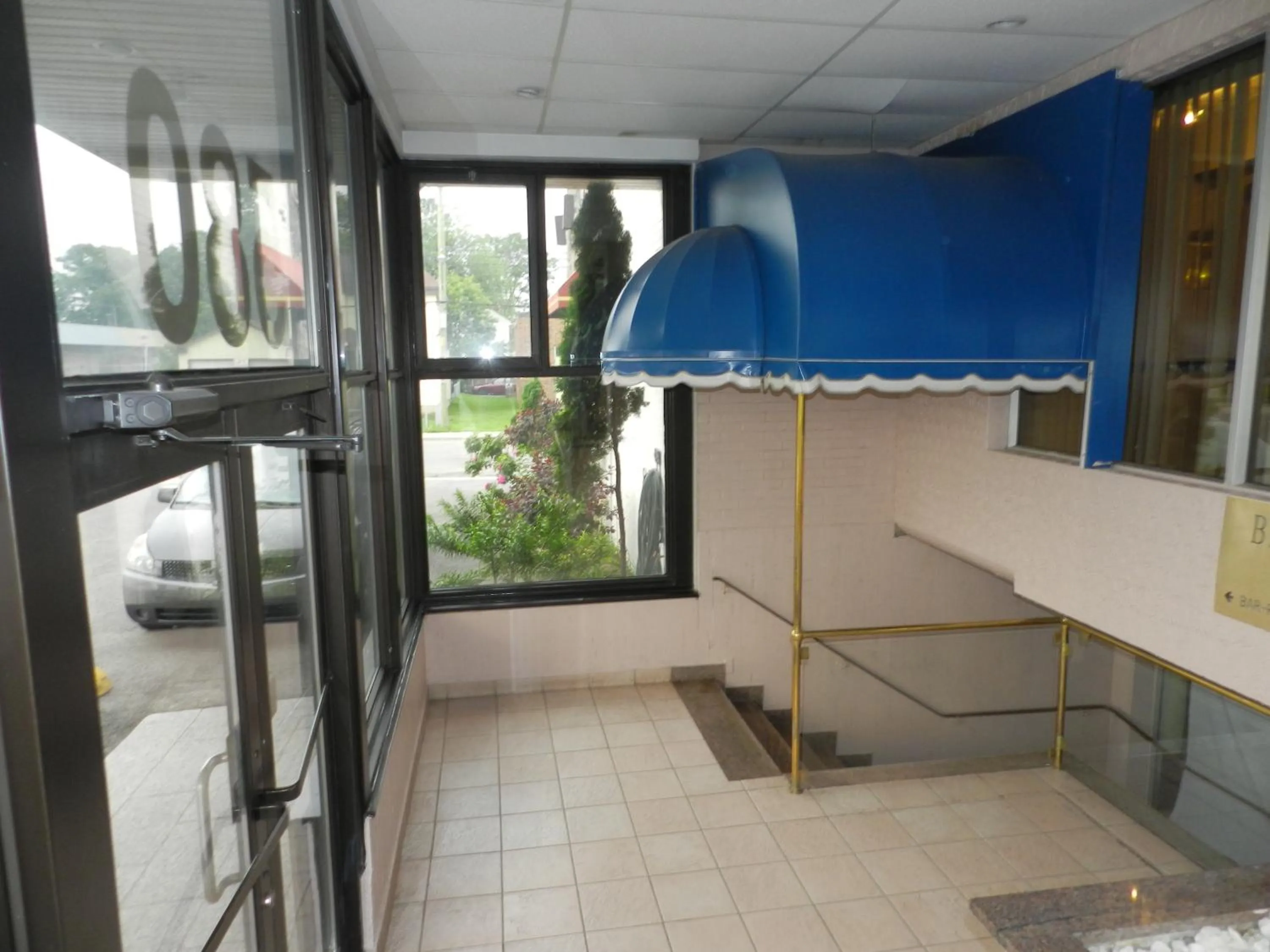 Lobby or reception in L'Auberge de l'Aeroport Inn