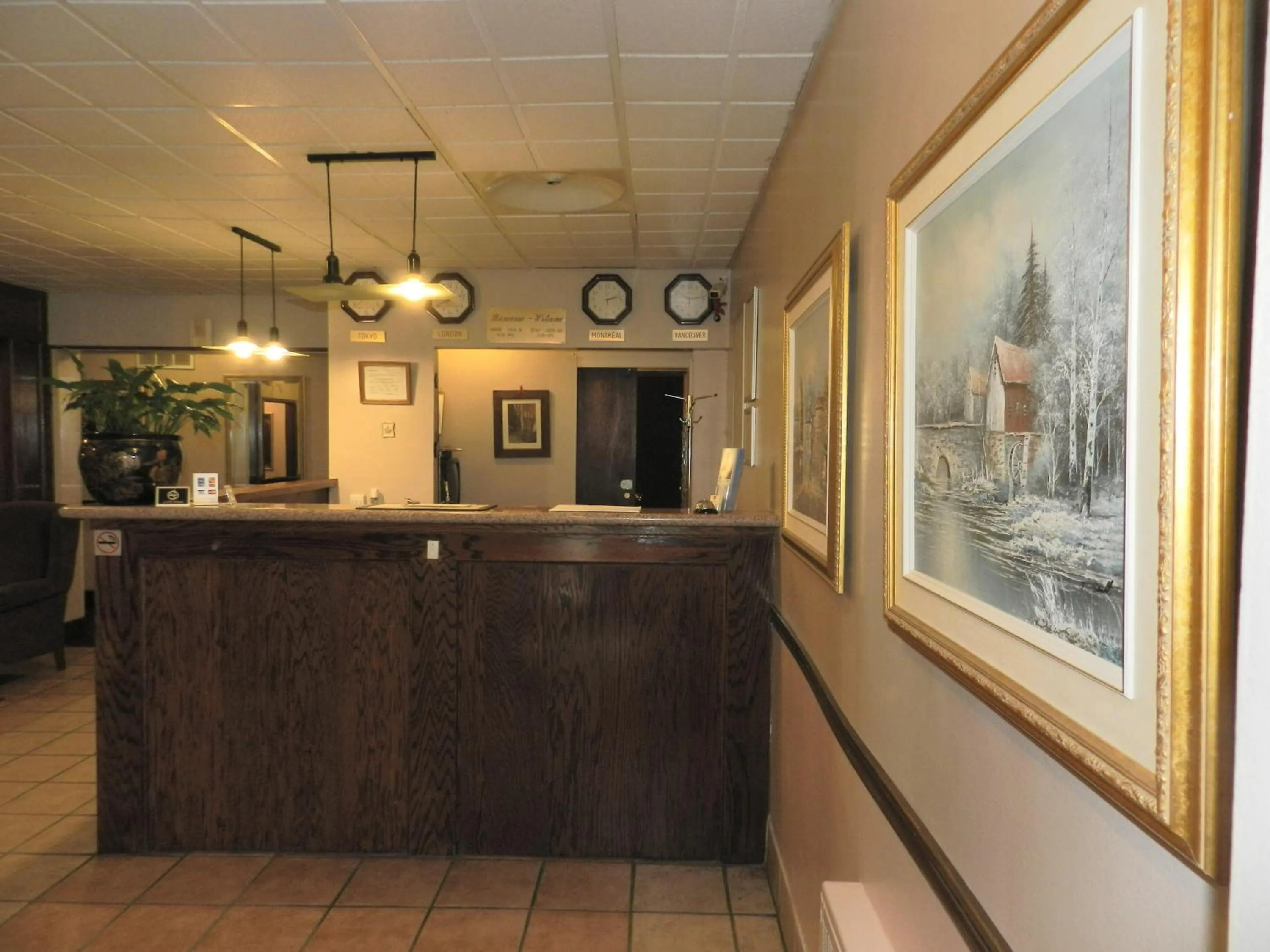 Lobby or reception in L'Auberge de l'Aeroport Inn