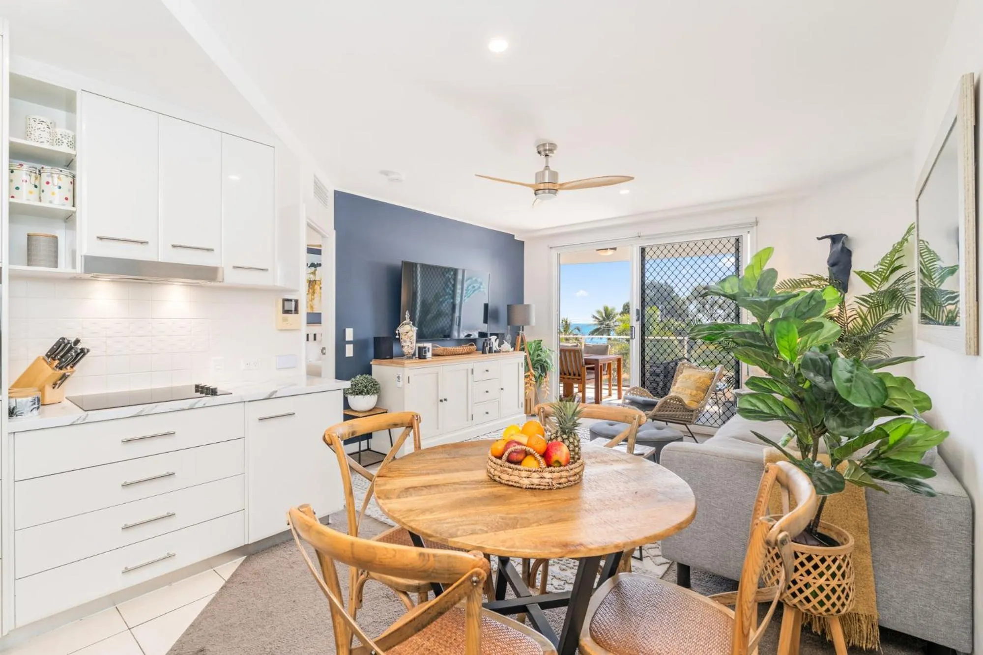 Kitchen or kitchenette in Tingeera Beachfront Apartments