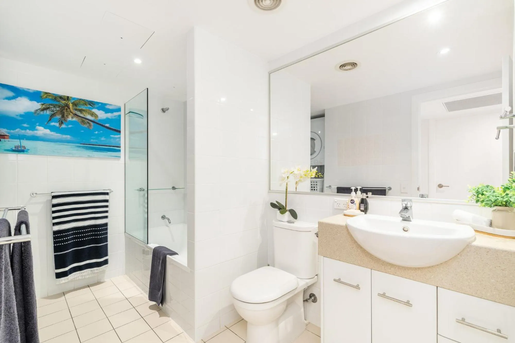 Toilet in Tingeera Beachfront Apartments