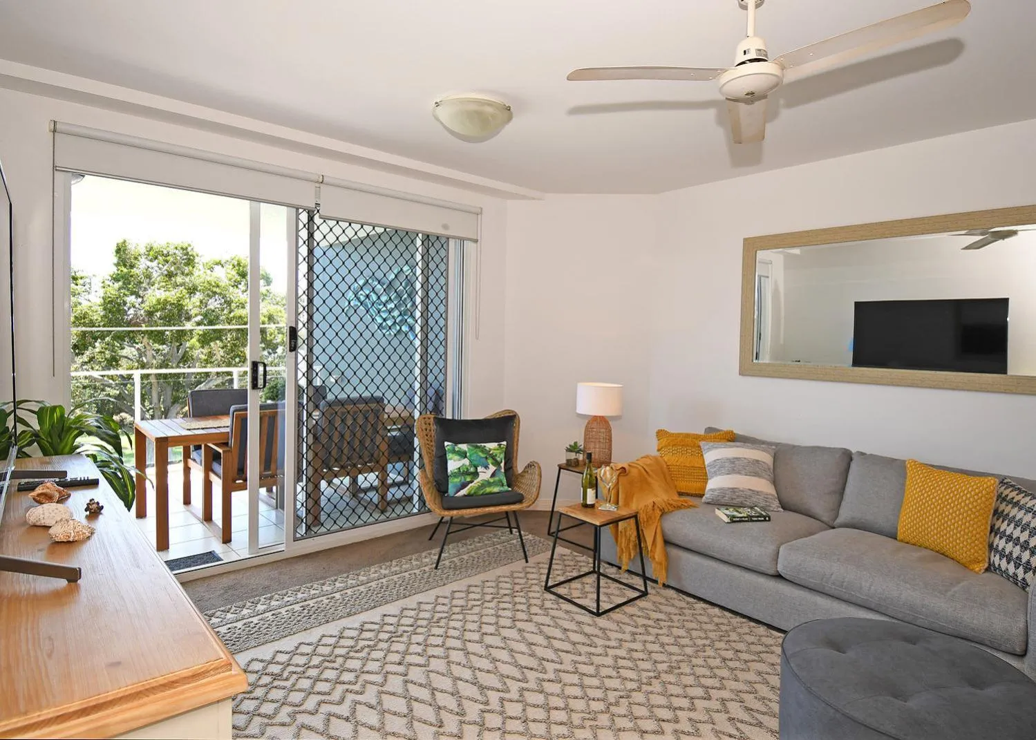 Communal lounge/ TV room in Tingeera Beachfront Apartments