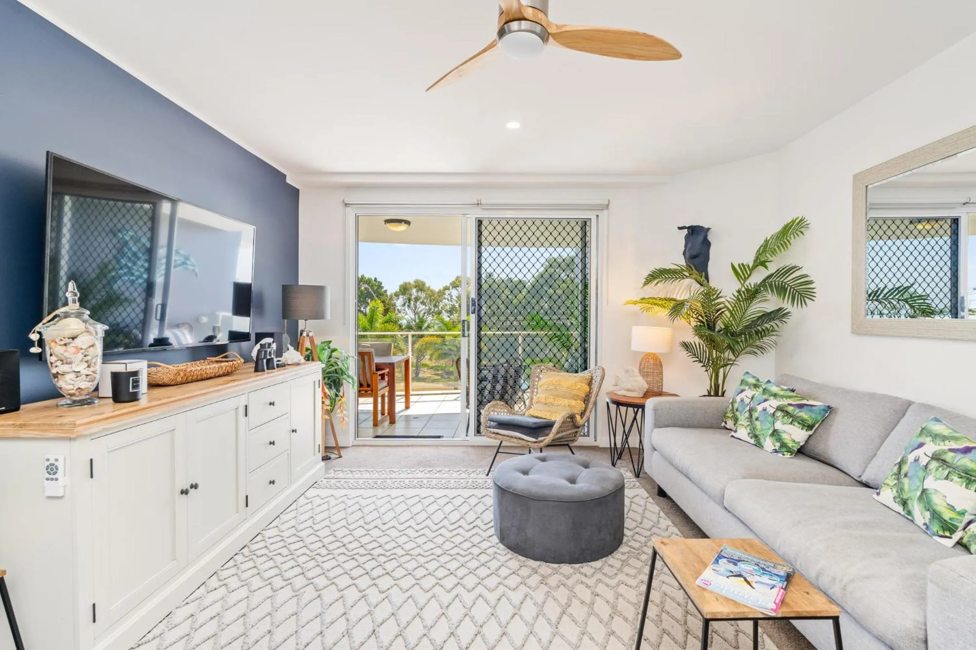 TV and multimedia in Tingeera Beachfront Apartments