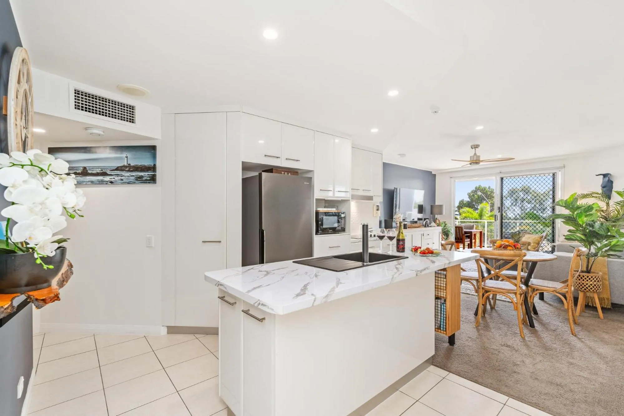 Kitchen or kitchenette in Tingeera Beachfront Apartments