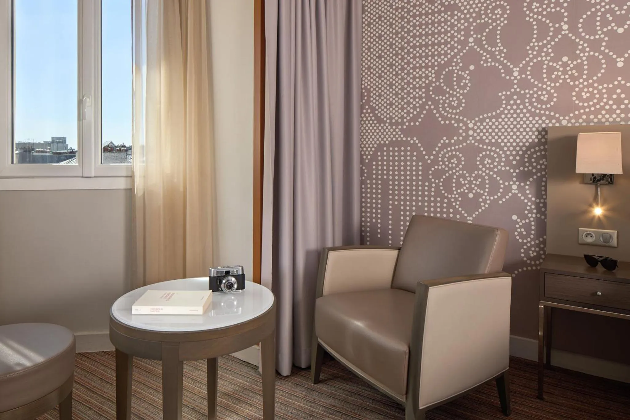 Bedroom in Timhotel Opéra Blanche Fontaine