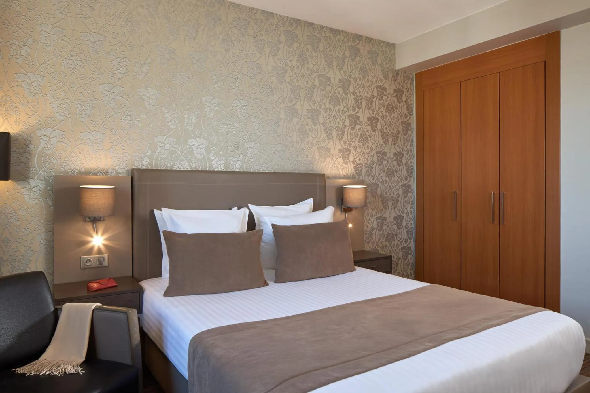 Bedroom, Bed in Timhotel Opéra Blanche Fontaine