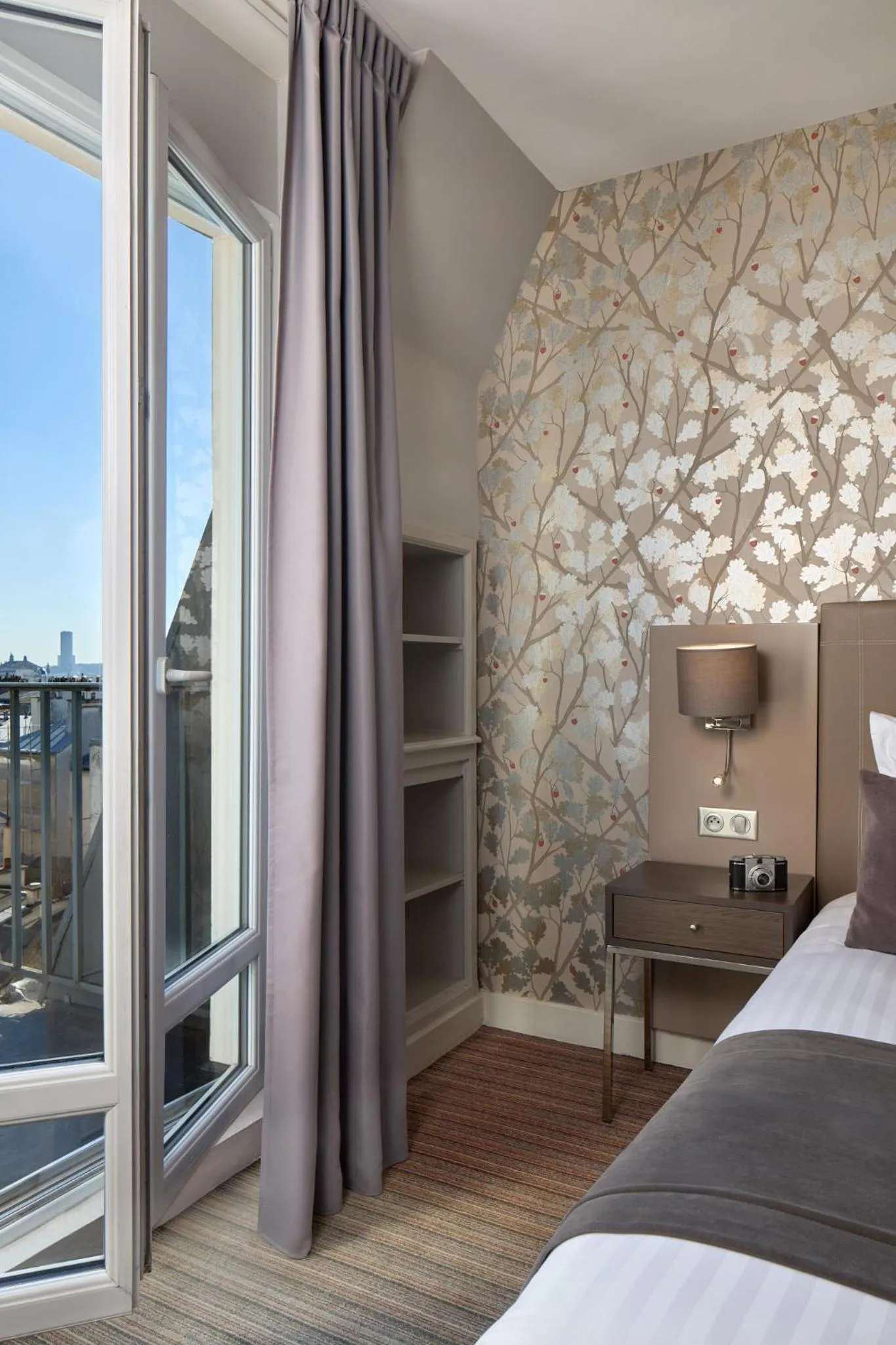 View (from property/room), Bed in Timhotel Opéra Blanche Fontaine