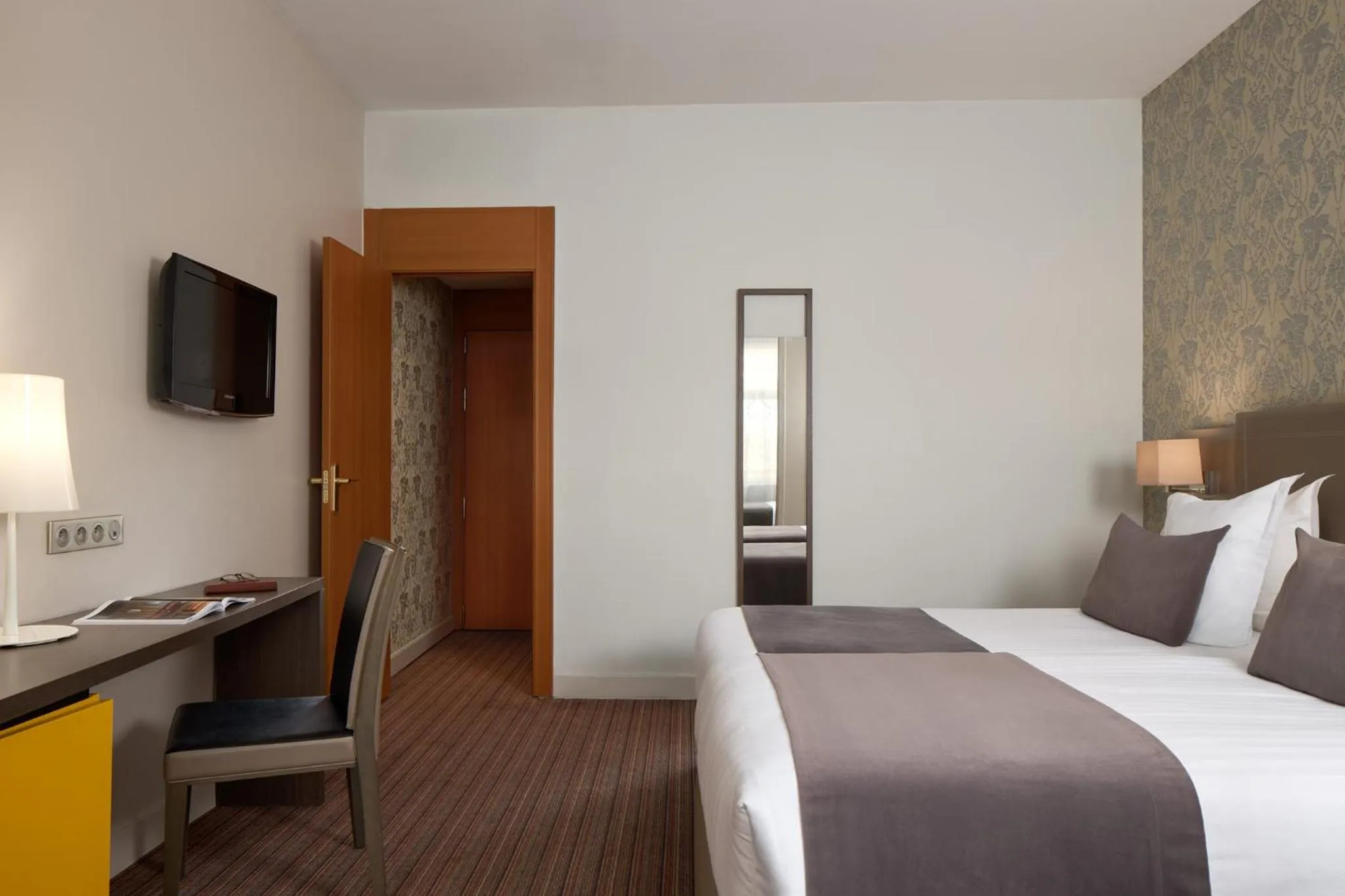 Bedroom, Bed in Timhotel Opéra Blanche Fontaine