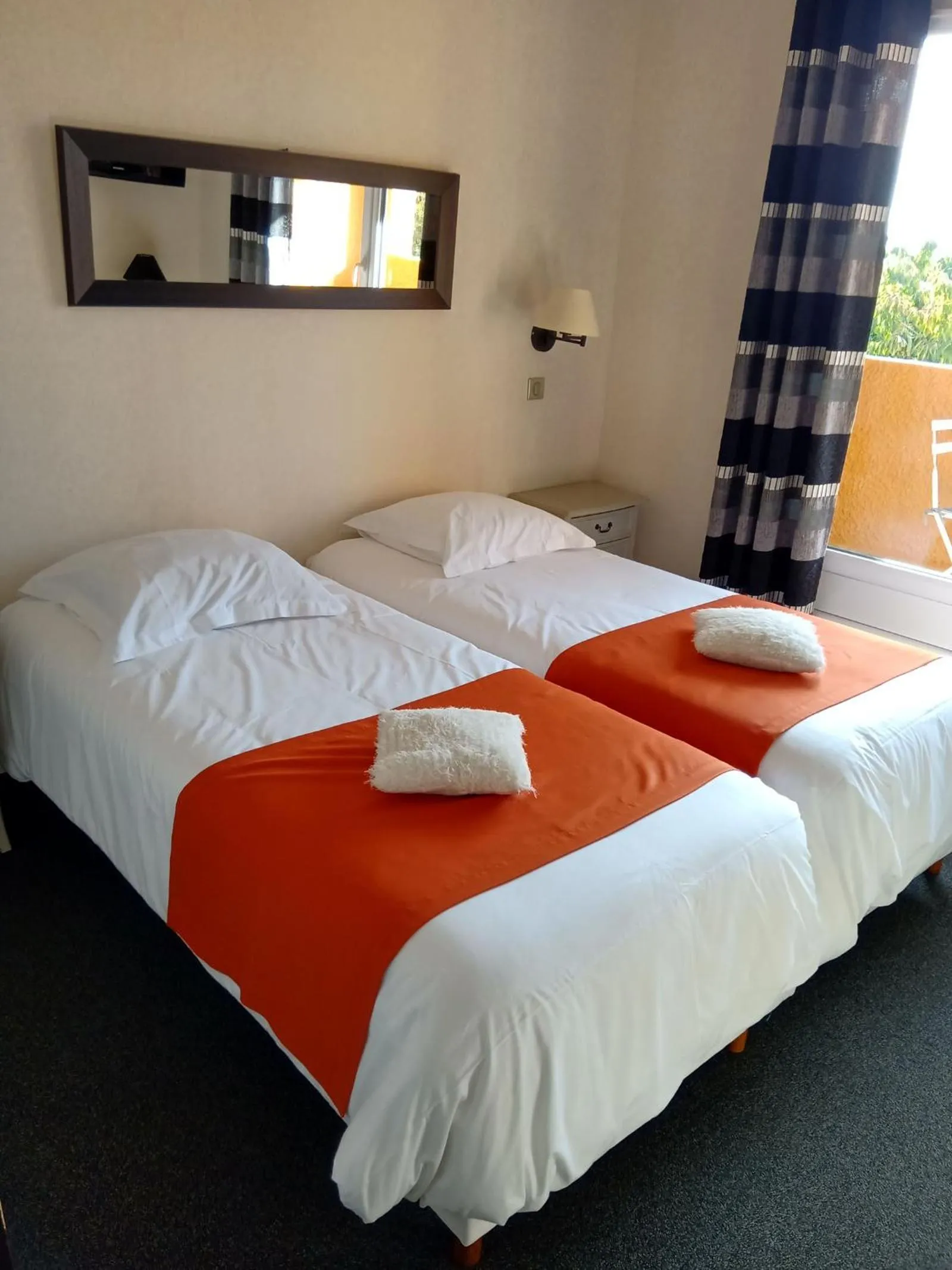 Photo of the whole room, Bed in Hôtel des Vignes - Juliénas