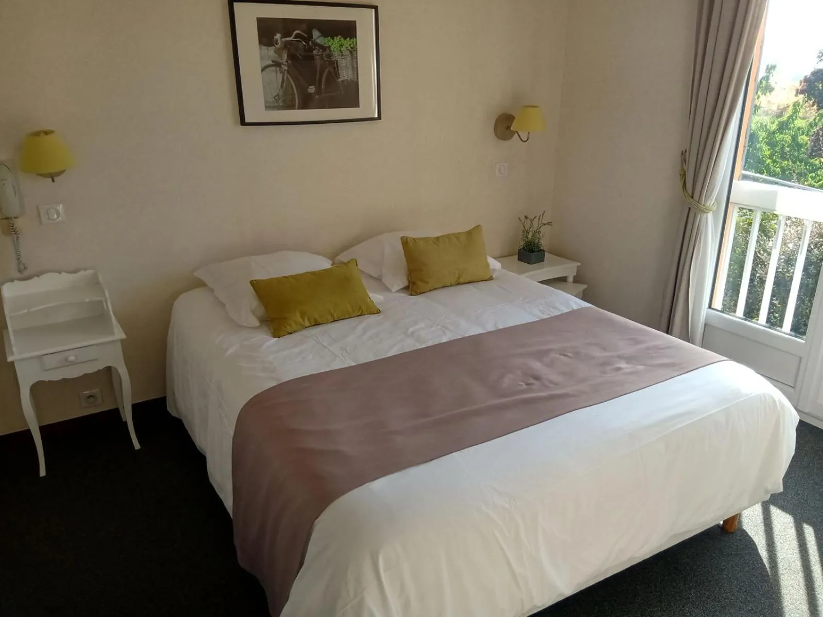 Photo of the whole room, Bed in Hôtel des Vignes - Juliénas