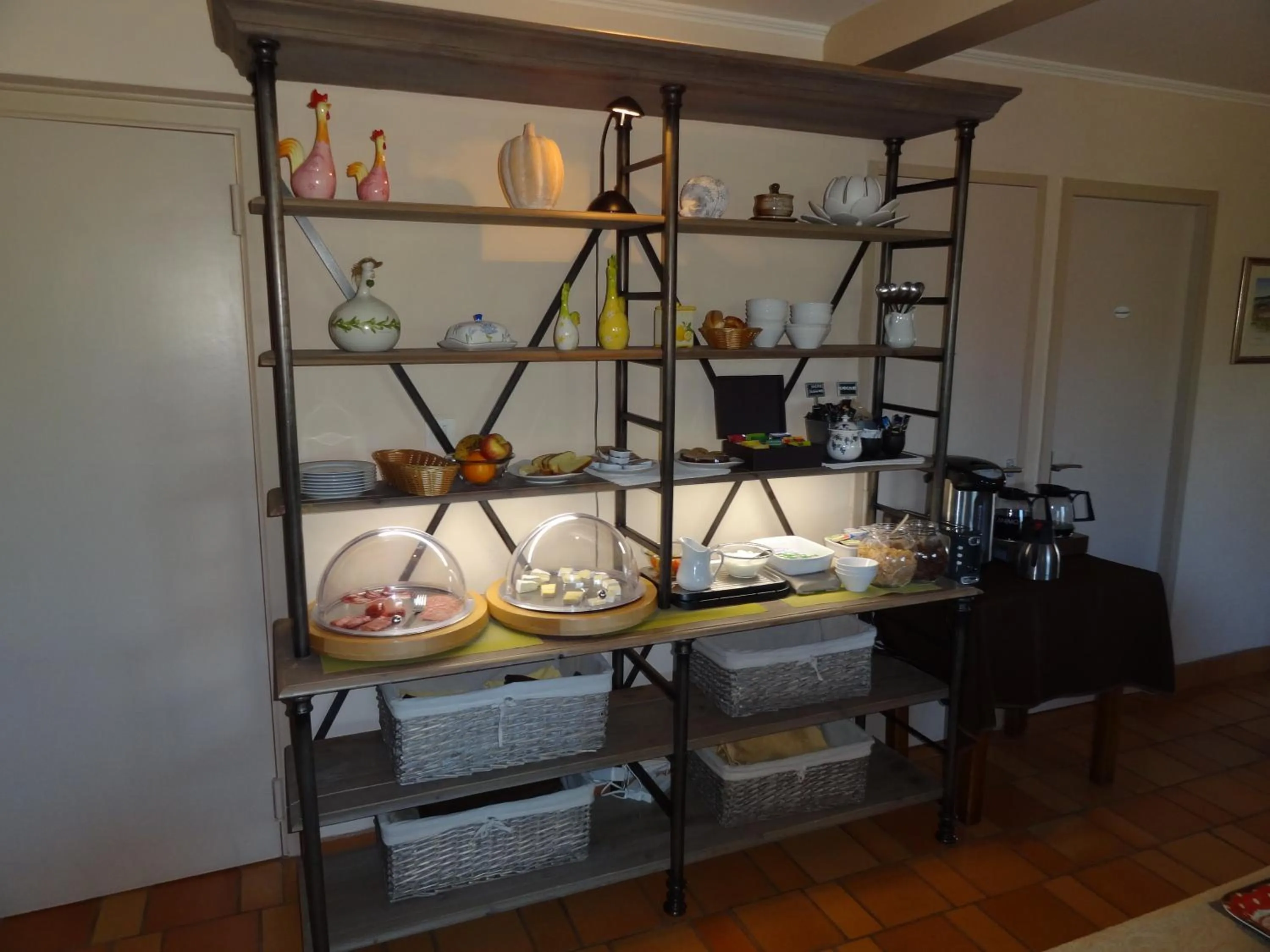 Buffet breakfast in Hôtel des Vignes - Juliénas