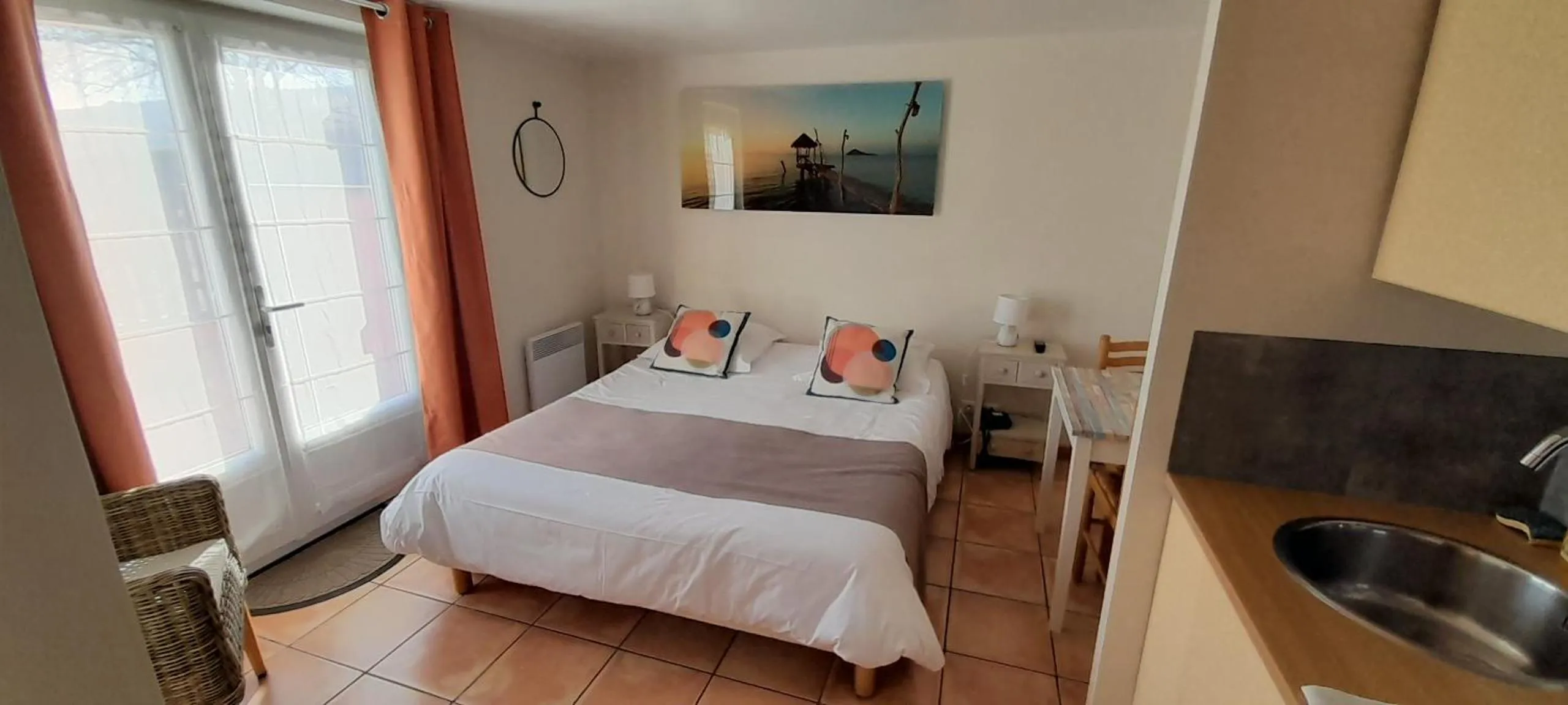 Photo of the whole room, Bed in Hôtel des Vignes - Juliénas