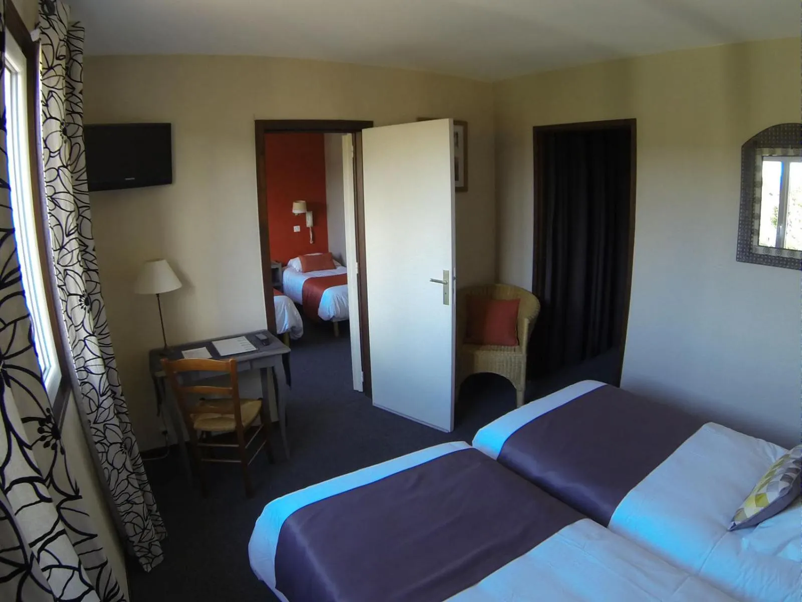 Photo of the whole room, Bed in Hôtel des Vignes - Juliénas