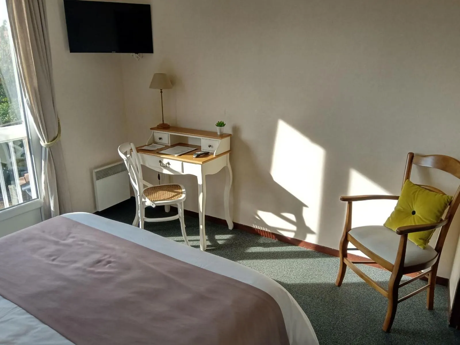 Seating area, Bed in Hôtel des Vignes - Juliénas