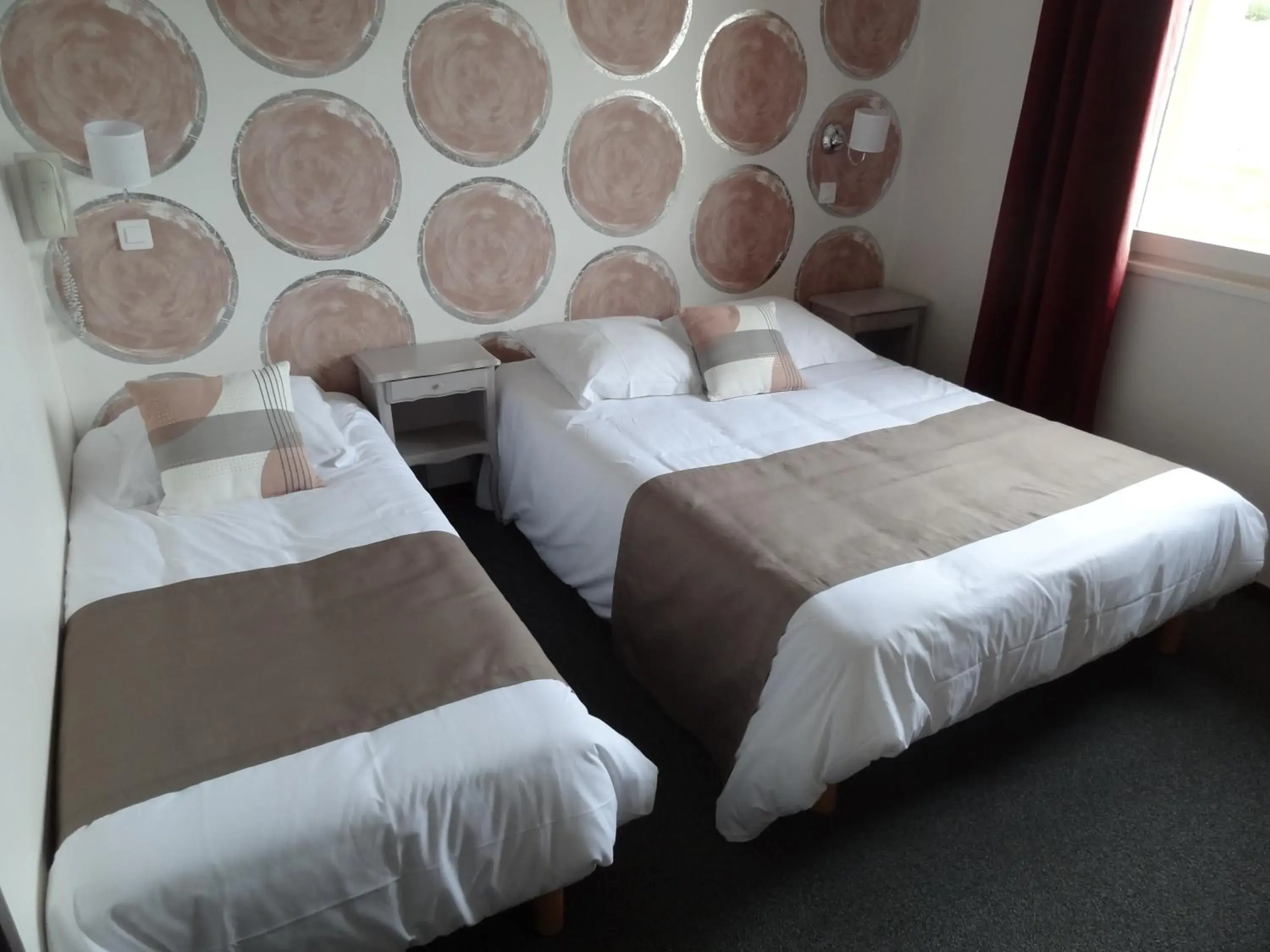 Triple Room in Hôtel des Vignes - Juliénas Triple Room in Hôtel des Vignes - Juliénas