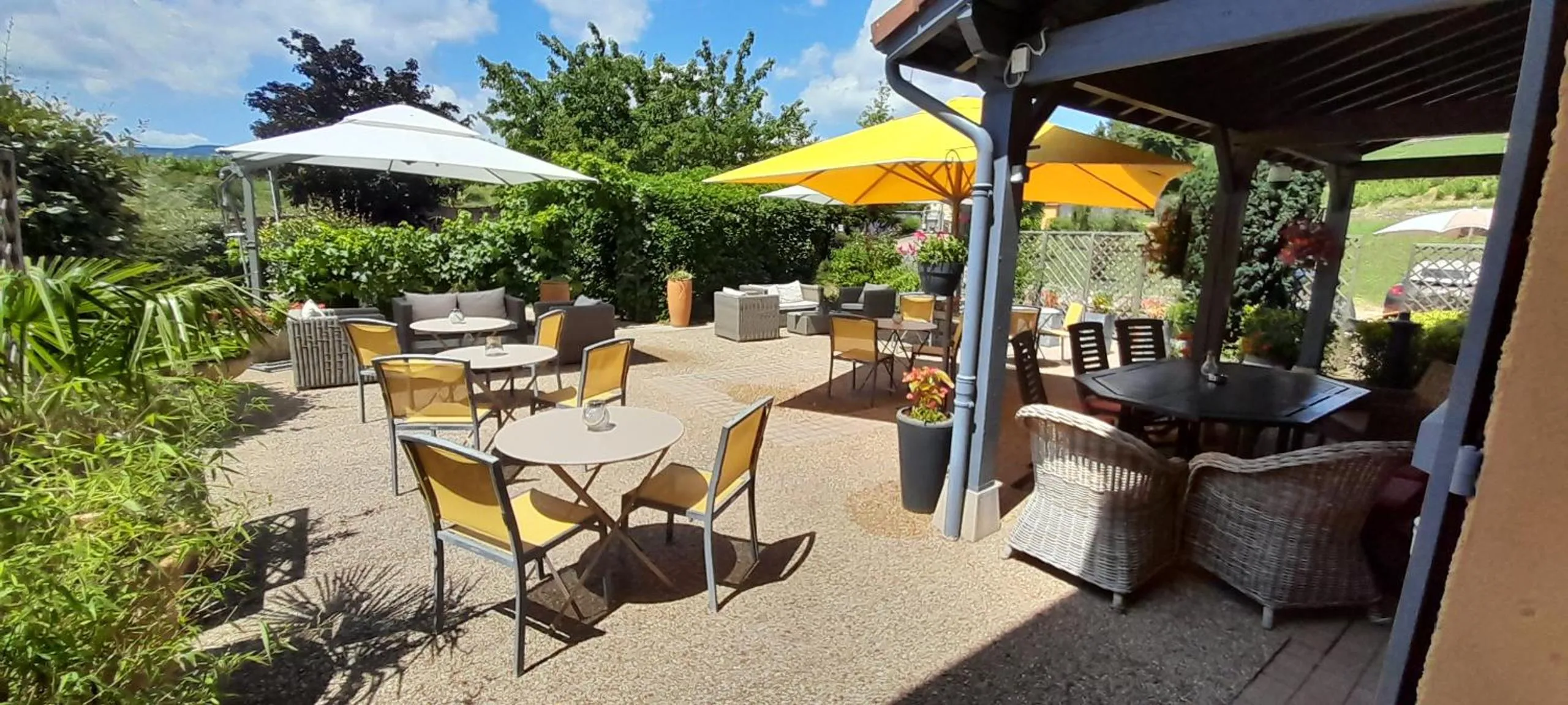 Patio in Hôtel des Vignes - Juliénas