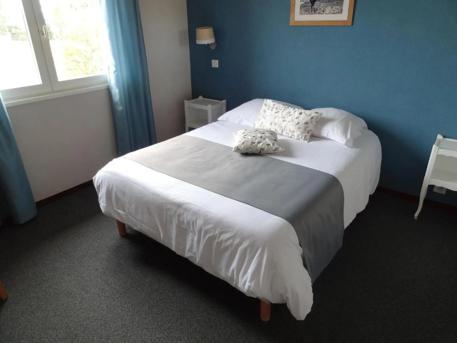 Photo of the whole room, Bed in Hôtel des Vignes - Juliénas