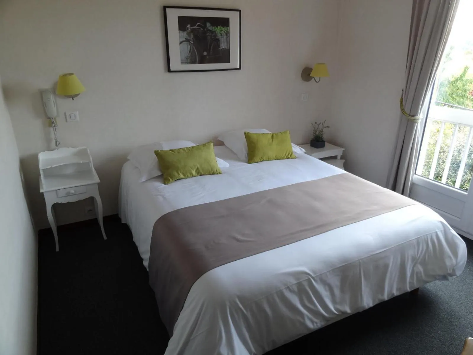 Photo of the whole room, Bed in Hôtel des Vignes - Juliénas