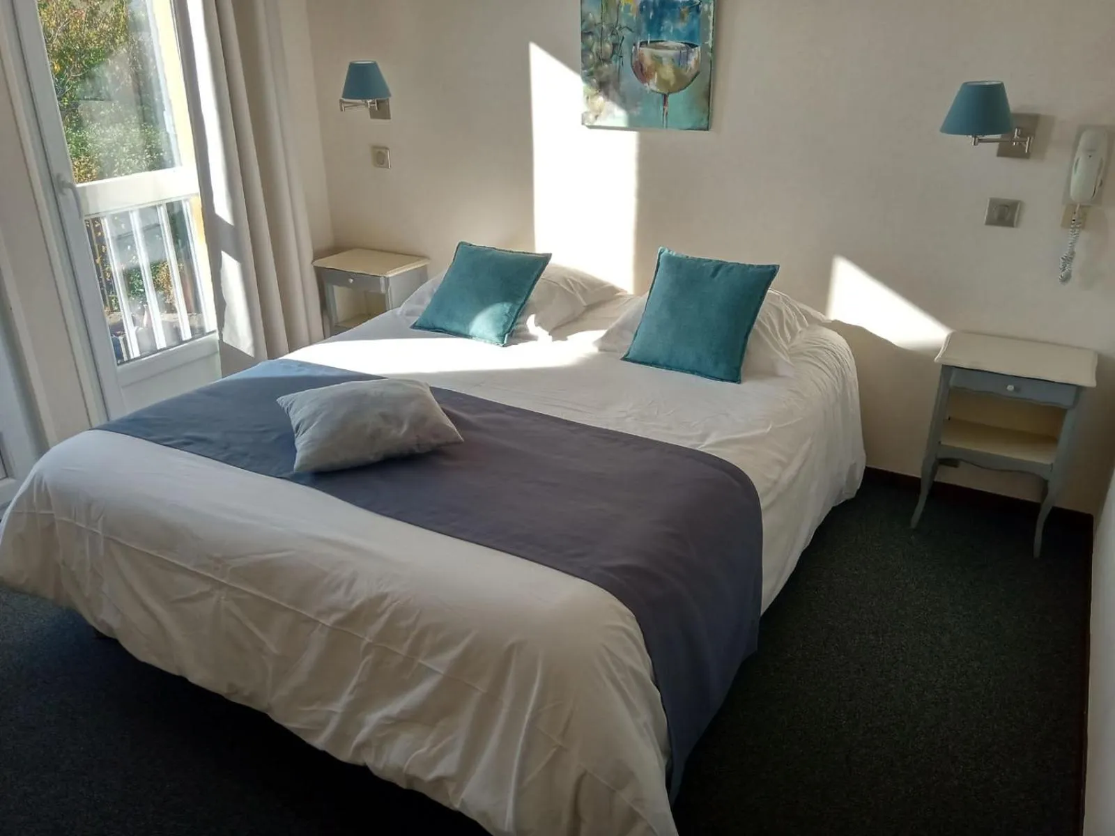 Photo of the whole room, Bed in Hôtel des Vignes - Juliénas