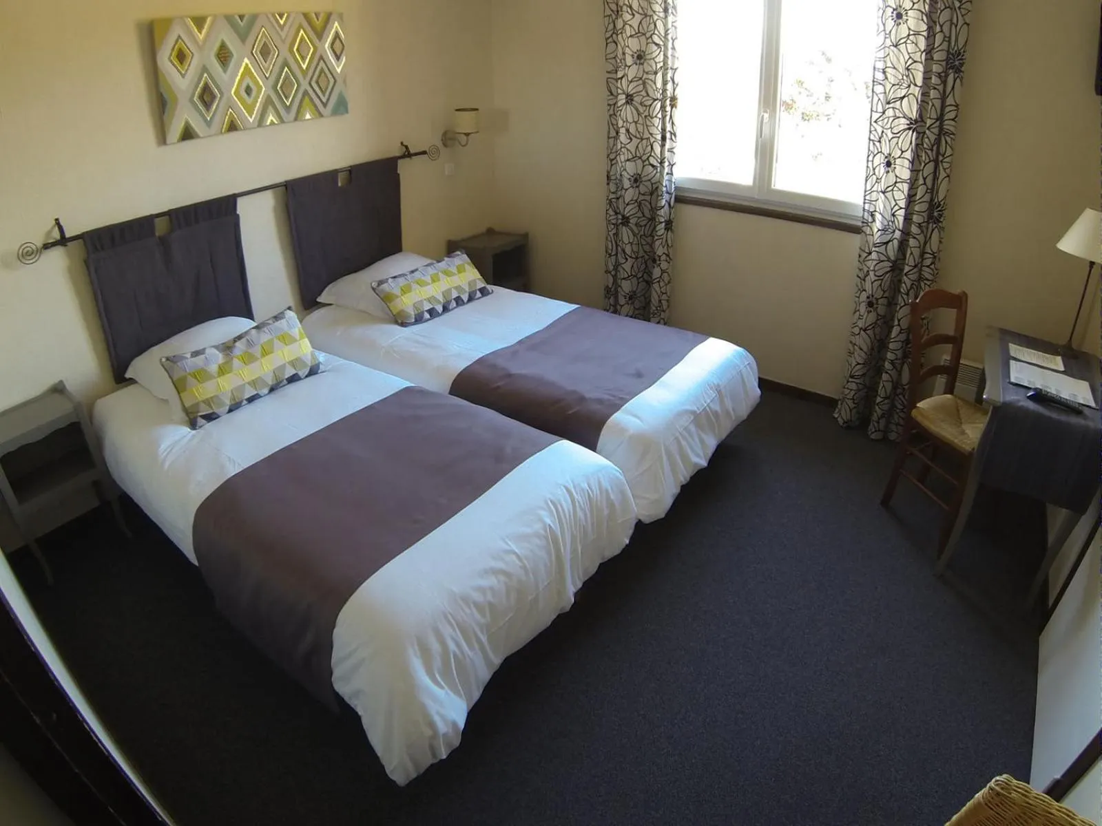 Photo of the whole room, Bed in Hôtel des Vignes - Juliénas