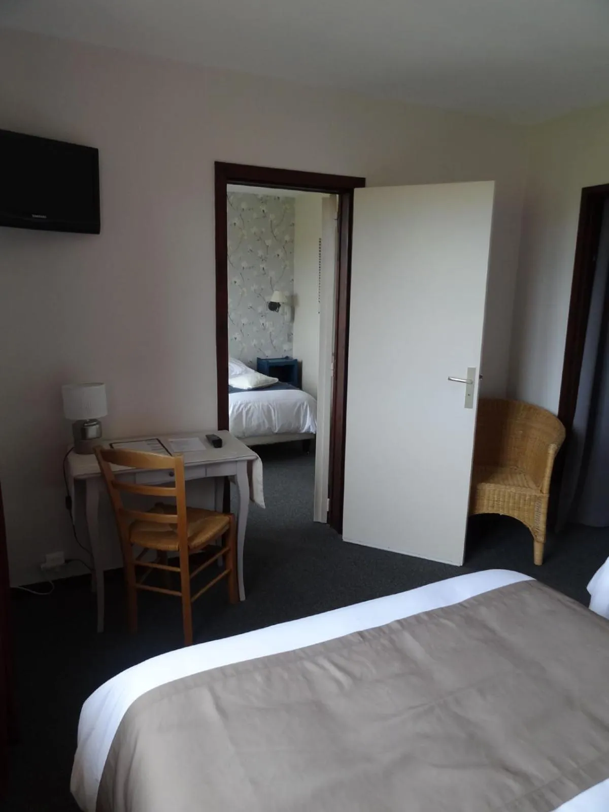 Photo of the whole room, Bed in Hôtel des Vignes - Juliénas