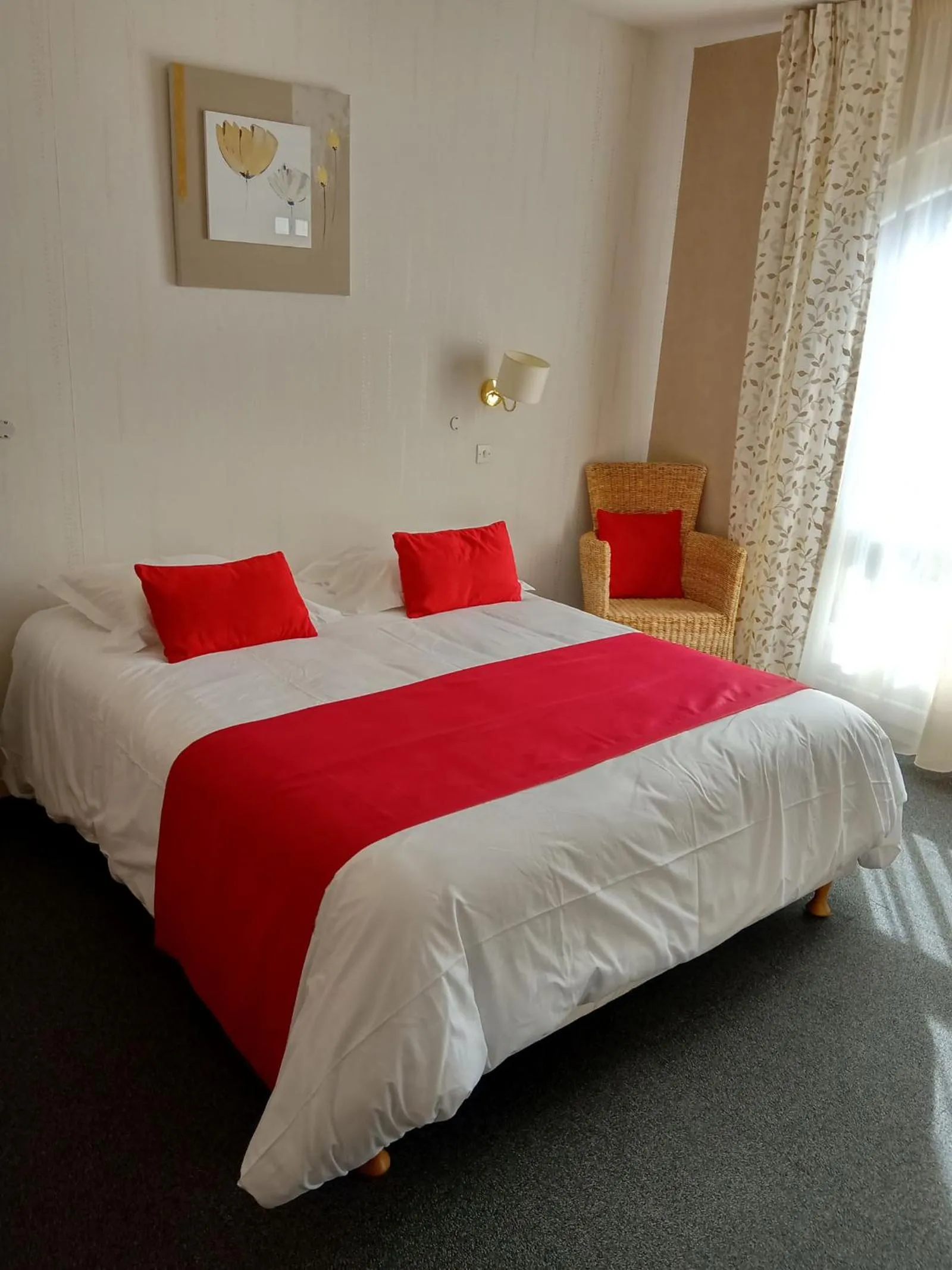 Photo of the whole room, Bed in Hôtel des Vignes - Juliénas