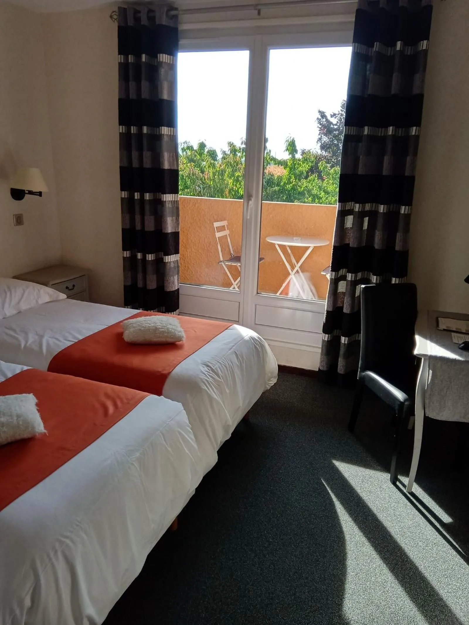 Photo of the whole room, Bed in Hôtel des Vignes - Juliénas