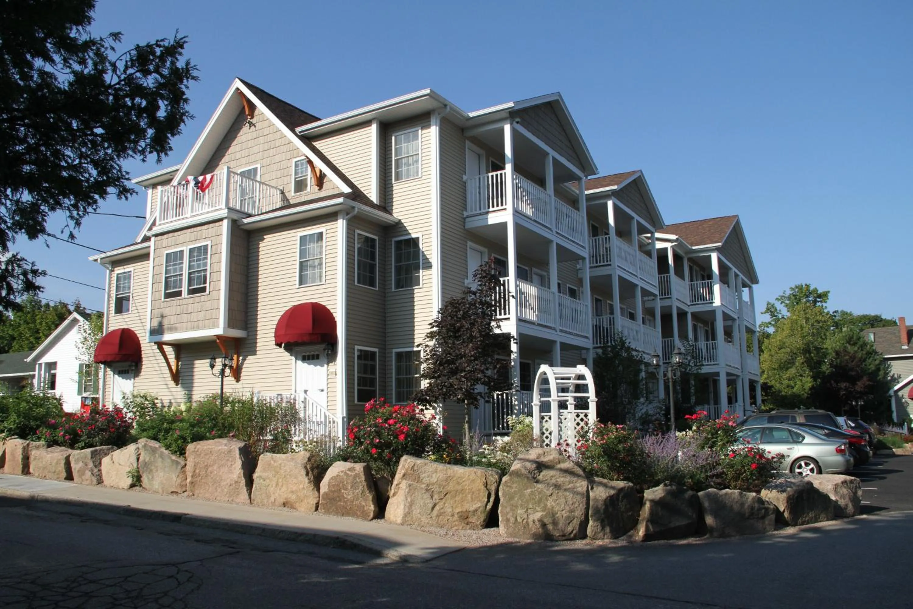 Facade/entrance in Bar Harbor Manor